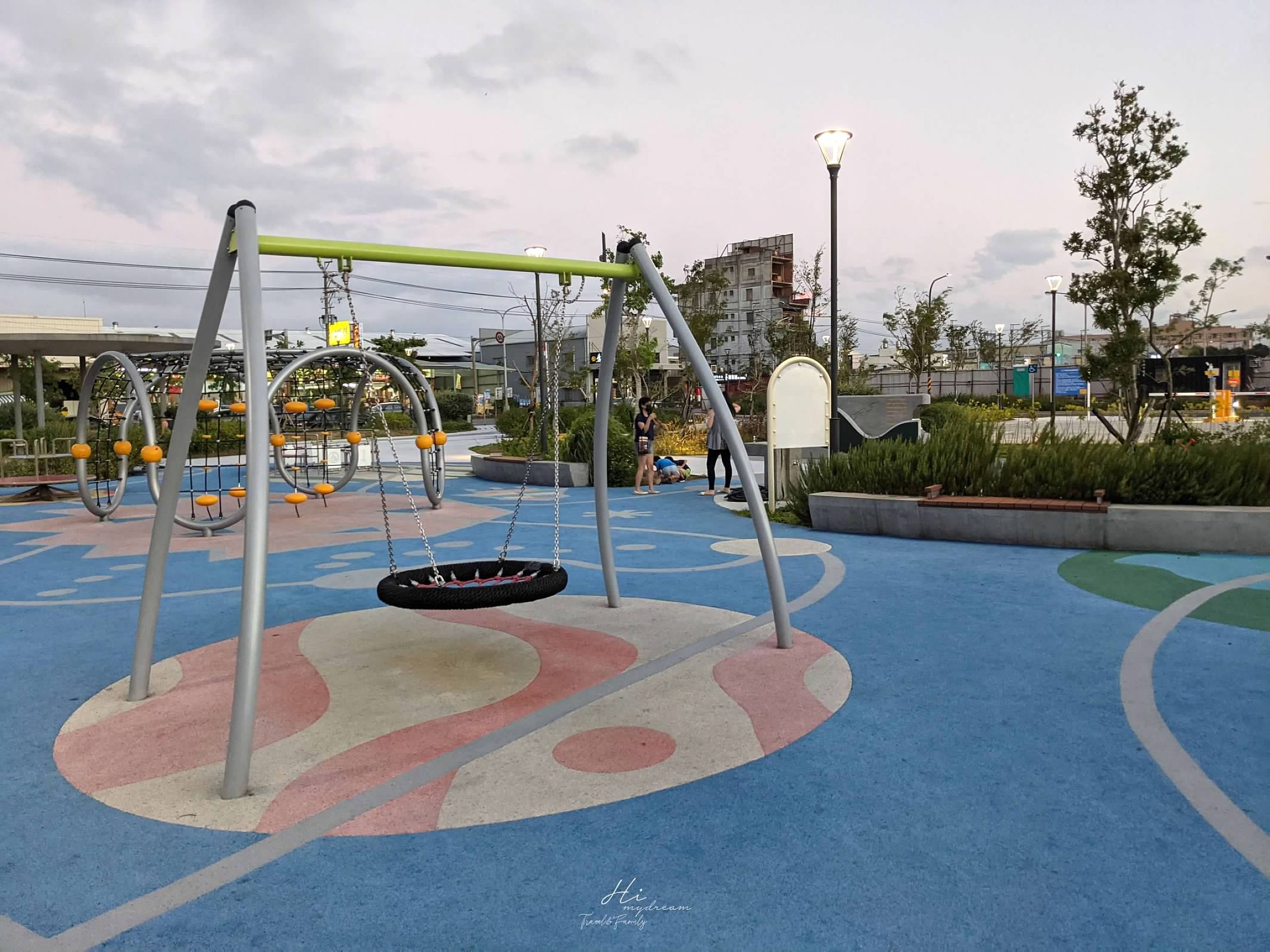 桃園中壢大江購物中心-大江二期公園免費親子景點-青埔親子共融式公園-桃園青埔公園翹翹板/攀繩/溜滑梯-桃園青埔公園- 大江購物還可以溜娃-免費停車-大江購物新景點-桃園青埔公園-大江育兒景點- 大江購物親子景點-桃園青埔公園-大江購物停車場-桃園青埔公園-大江購物推薦景點-大江購物溜娃景點-青埔公園推薦-