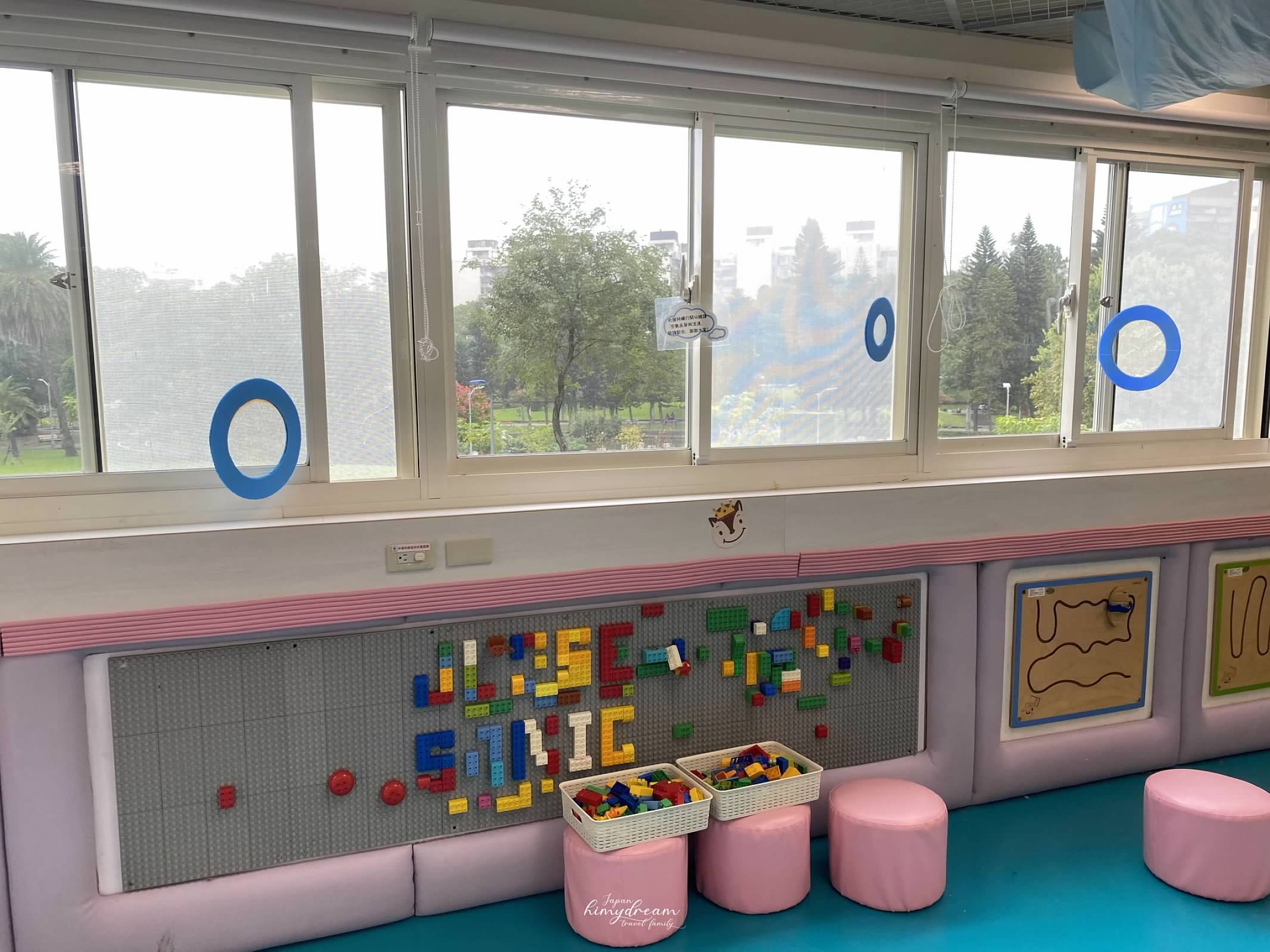 萬華親子館-台北雨天室內免費景點 -跳跳床免費-專屬幼兒0-2 -嬰兒爬行遊玩區-青年公園-魚池-溜滑梯 -近南機場夜市-台北親子景點推薦-台北雨天免費景點-台北小汽車免費-台北市內免費景點-嬰兒適合帶去哪玩-嬰兒免費景點-幼兒免費放電場所-跳跳床免費課程-免費跳床-訓練平衡感遊戲區-免費訓練平衡感玩具