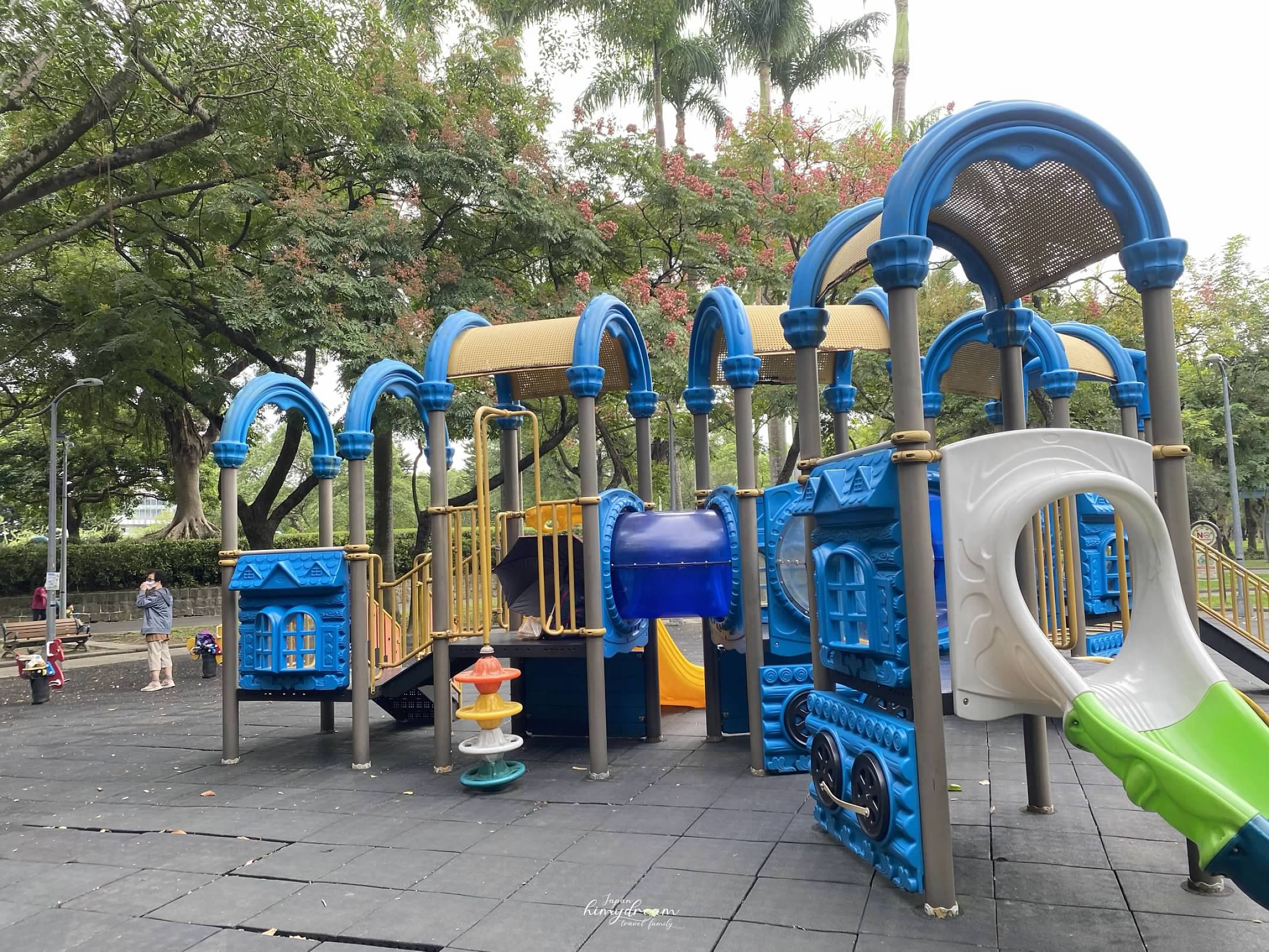 萬華親子館-台北雨天室內免費景點 -跳跳床免費-專屬幼兒0-2 -嬰兒爬行遊玩區-青年公園-魚池-溜滑梯 -近南機場夜市-台北親子景點推薦-台北雨天免費景點-台北小汽車免費-台北市內免費景點-嬰兒適合帶去哪玩-嬰兒免費景點-幼兒免費放電場所-跳跳床免費課程-免費跳床-訓練平衡感遊戲區-免費訓練平衡感玩具