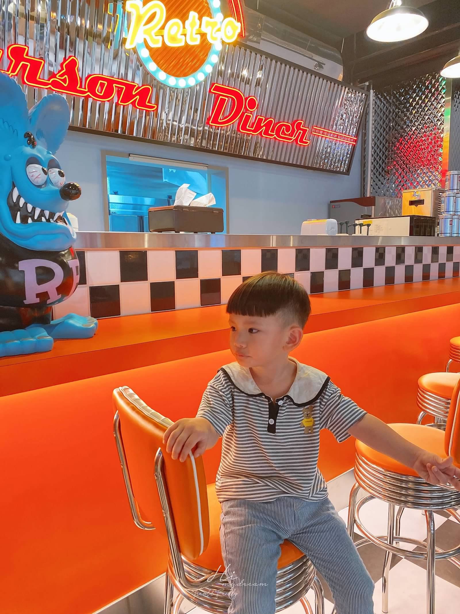 “-himydream卡森復古美式餐廳- Global Mall A19 - 好像怪奇物語的美式速食漢堡餐廳 - 漢堡義大利麵咖啡- 青埔美式餐廳- 桃園a19美食餐廳- - - -桃園a19美食 -桃園a19美食 看完棒球吃什麼-棒球美食 -看完棒球聚餐-青埔聚餐 