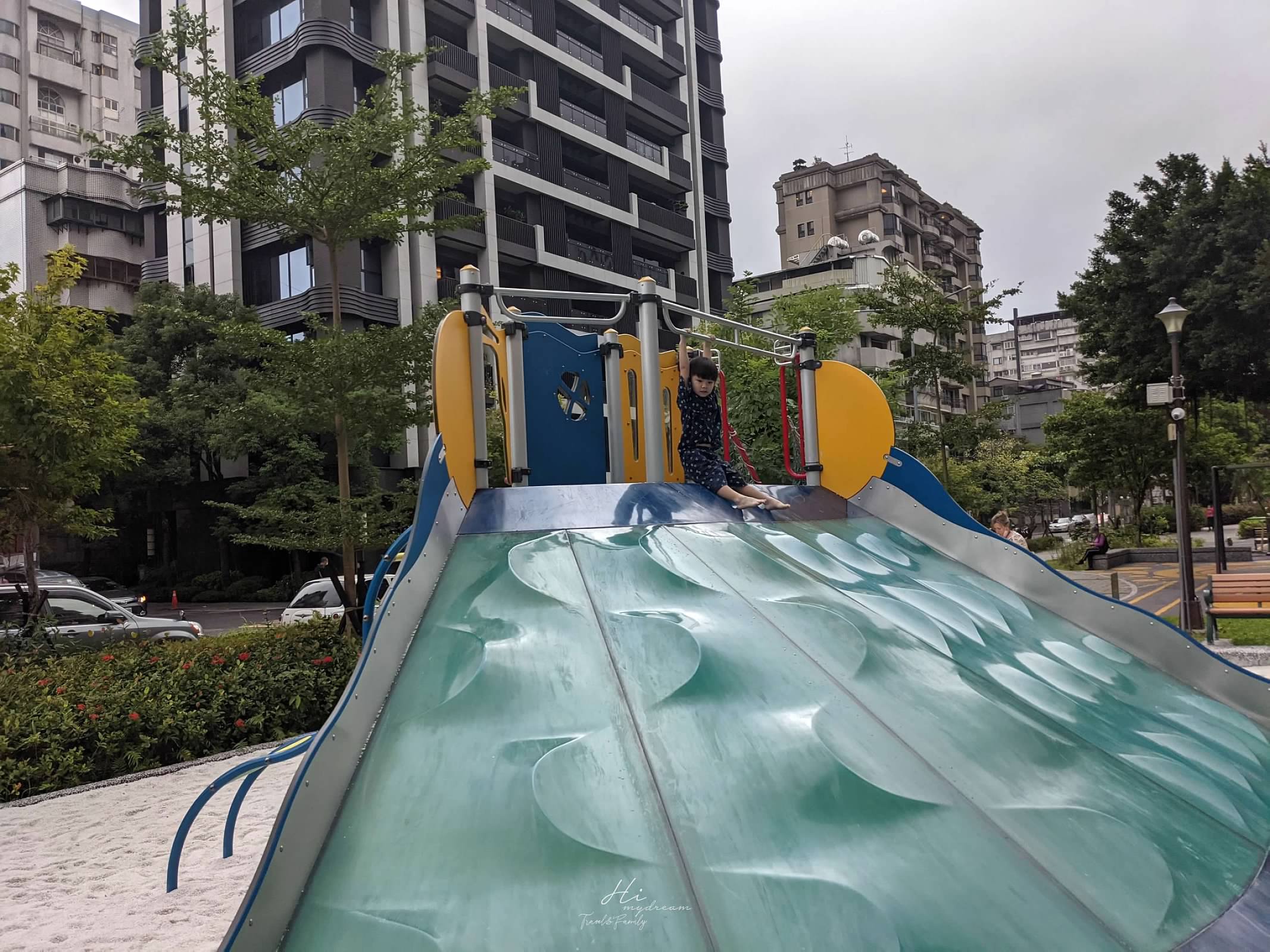 金杭公園特色遊戲場 -榕錦時光生活園區-東門站親子景點-親子免費玩沙- 沙坑溜滑梯-台北特色公園 -榕錦時光生活園區周邊景點-台北免費景點-親子沙坑-免費玩沙-