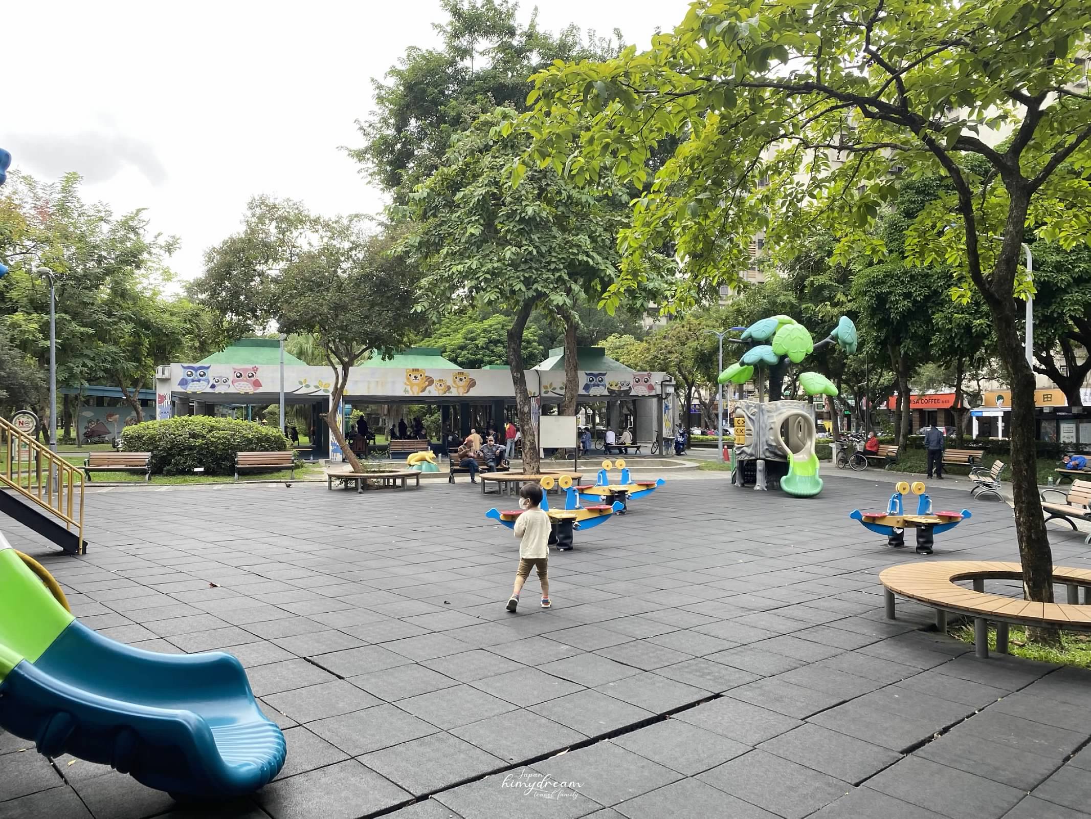 萬華親子館-台北雨天室內免費景點 -跳跳床免費-專屬幼兒0-2 -嬰兒爬行遊玩區-青年公園-魚池-溜滑梯 -近南機場夜市-台北親子景點推薦-台北雨天免費景點-台北小汽車免費-台北市內免費景點-嬰兒適合帶去哪玩-嬰兒免費景點-幼兒免費放電場所-跳跳床免費課程-免費跳床-訓練平衡感遊戲區-免費訓練平衡感玩具