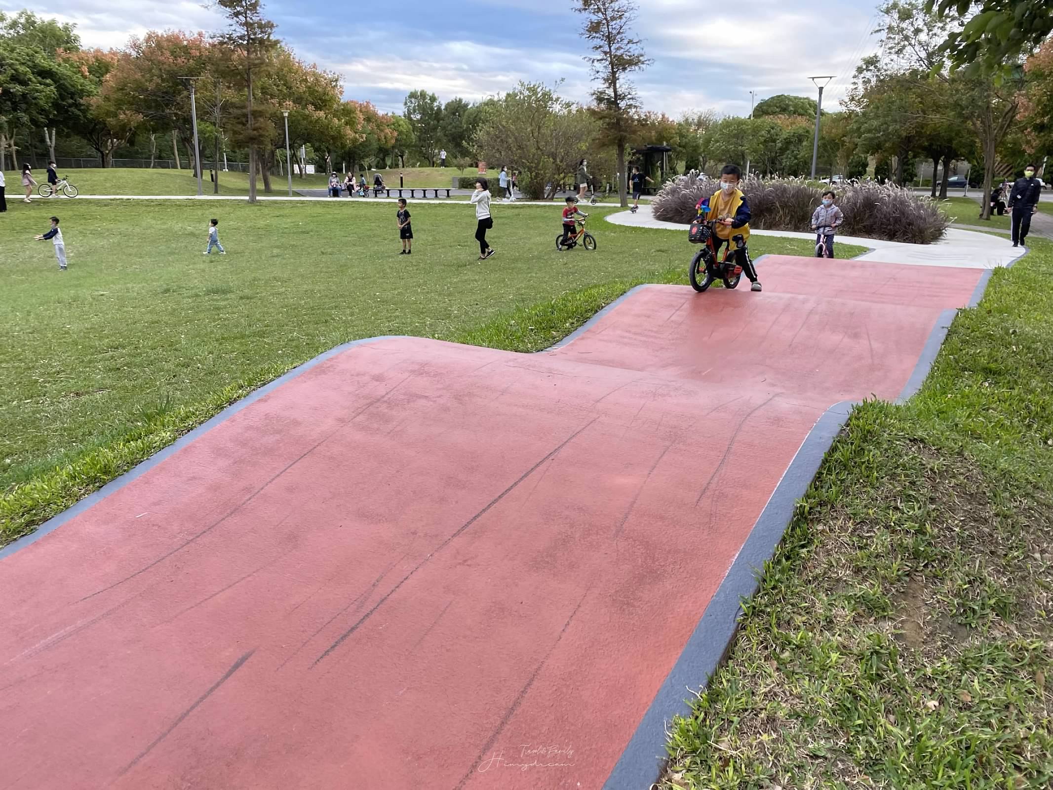 AI智慧園區公園 -滑步車練習場- 共融式公園- 新竹公園超大溜滑梯 -新竹公園沙坑-新竹公園攀岩-好停車-適合野餐溜孩子- 兒童腳踏車滑步車推薦公園-新竹公園-新竹滑步車公園-台灣滑步車公園- 北台灣滑步車公園-北台灣滑步車練習場- 越野腳踏車練習-滑步車練習場-空曠大草原丟球-新竹空曠大草原丟球-森林蝴蝶攀爬網-腳踏車坡度跑道-新竹腳踏車坡度跑道台灣腳踏車坡度跑道-北台灣腳踏車坡度跑道-新竹免費景點推薦 