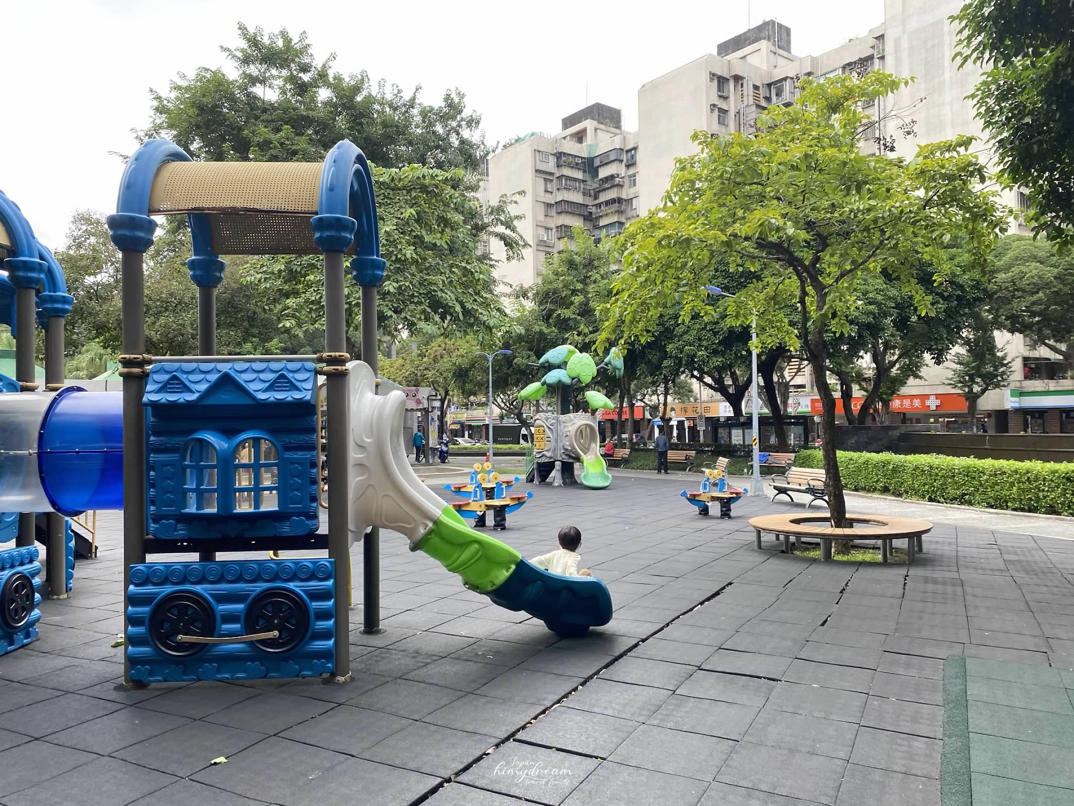 萬華親子館-台北雨天室內免費景點 -跳跳床免費-專屬幼兒0-2 -嬰兒爬行遊玩區-青年公園-魚池-溜滑梯 -近南機場夜市-台北親子景點推薦-台北雨天免費景點-台北小汽車免費-台北市內免費景點-嬰兒適合帶去哪玩-嬰兒免費景點-幼兒免費放電場所-跳跳床免費課程-免費跳床-訓練平衡感遊戲區-免費訓練平衡感玩具