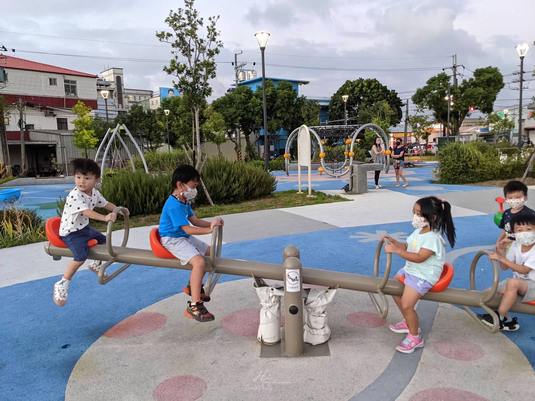 桃園中壢大江購物中心-大江二期公園免費親子景點-青埔親子共融式公園-桃園青埔公園翹翹板/攀繩/溜滑梯-桃園青埔公園- 大江購物還可以溜娃-免費停車-大江購物新景點-桃園青埔公園-大江育兒景點- 大江購物親子景點-桃園青埔公園-大江購物停車場-桃園青埔公園-大江購物推薦景點-大江購物溜娃景點-青埔公園推薦-