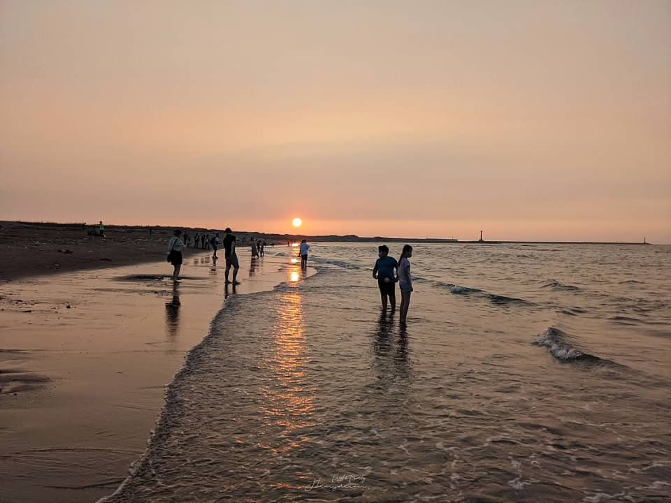 “新竹南寮沙灘看夕陽好美-魚鱗天梯-放風箏-南寮漁港 -漁港環保公園-新竹親子景點/沙灘約會-新竹約會景點 新竹親子景點 新竹看夕陽推薦 新竹海灘