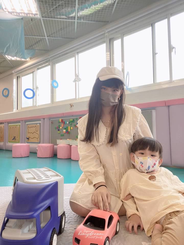 萬華親子館-台北雨天室內免費景點 -跳跳床免費-專屬幼兒0-2 -嬰兒爬行遊玩區-青年公園-魚池-溜滑梯 -近南機場夜市-台北親子景點推薦-台北雨天免費景點-台北小汽車免費-台北市內免費景點-嬰兒適合帶去哪玩-嬰兒免費景點-幼兒免費放電場所-跳跳床免費課程-免費跳床-訓練平衡感遊戲區-免費訓練平衡感玩具