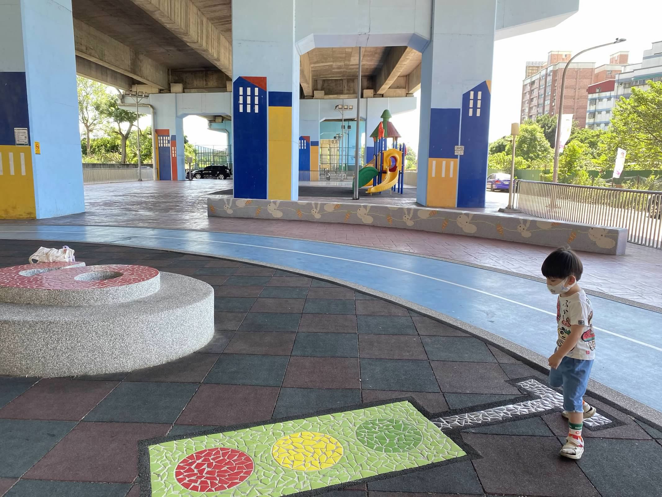 桃園龍安街橋下籃球場- 橋下公園 -桃園愛買附近公園-桃園適合騎單車公園-兒童汽車跑道-下雨天可以去的公園- 桃園免曬太陽公園- 桃園免曬太陽景點 -不用曬太陽公園- 桃園橋下好玩公園 -桃園溜滑梯 桃園小汽車跑道-