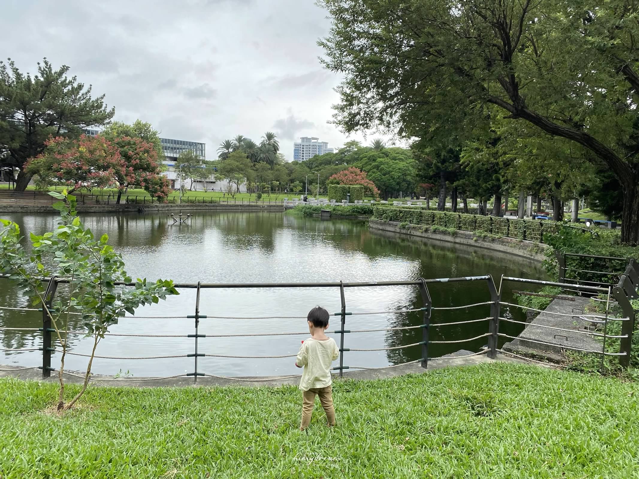 萬華親子館-台北雨天室內免費景點 -跳跳床免費-專屬幼兒0-2 -嬰兒爬行遊玩區-青年公園-魚池-溜滑梯 -近南機場夜市-台北親子景點推薦-台北雨天免費景點-台北小汽車免費-台北市內免費景點-嬰兒適合帶去哪玩-嬰兒免費景點-幼兒免費放電場所-跳跳床免費課程-免費跳床-訓練平衡感遊戲區-免費訓練平衡感玩具
