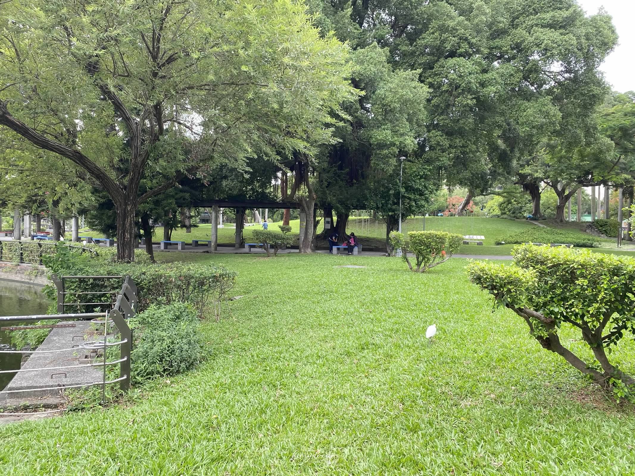 萬華親子館-台北雨天室內免費景點 -跳跳床免費-專屬幼兒0-2 -嬰兒爬行遊玩區-青年公園-魚池-溜滑梯 -近南機場夜市-台北親子景點推薦-台北雨天免費景點-台北小汽車免費-台北市內免費景點-嬰兒適合帶去哪玩-嬰兒免費景點-幼兒免費放電場所-跳跳床免費課程-免費跳床-訓練平衡感遊戲區-免費訓練平衡感玩具