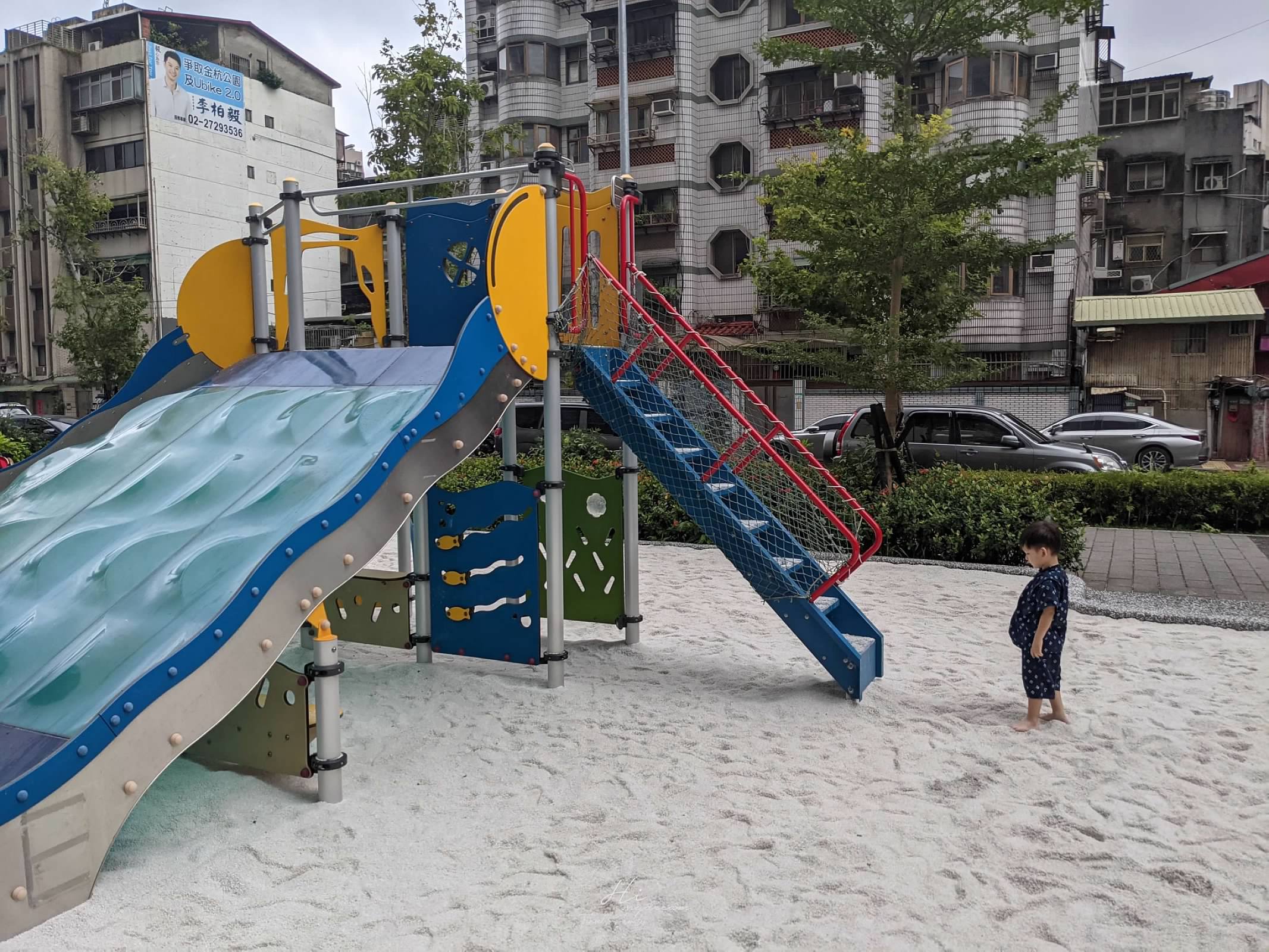 金杭公園特色遊戲場 -榕錦時光生活園區-東門站親子景點-親子免費玩沙- 沙坑溜滑梯-台北特色公園 -榕錦時光生活園區周邊景點-台北免費景點-親子沙坑-免費玩沙-