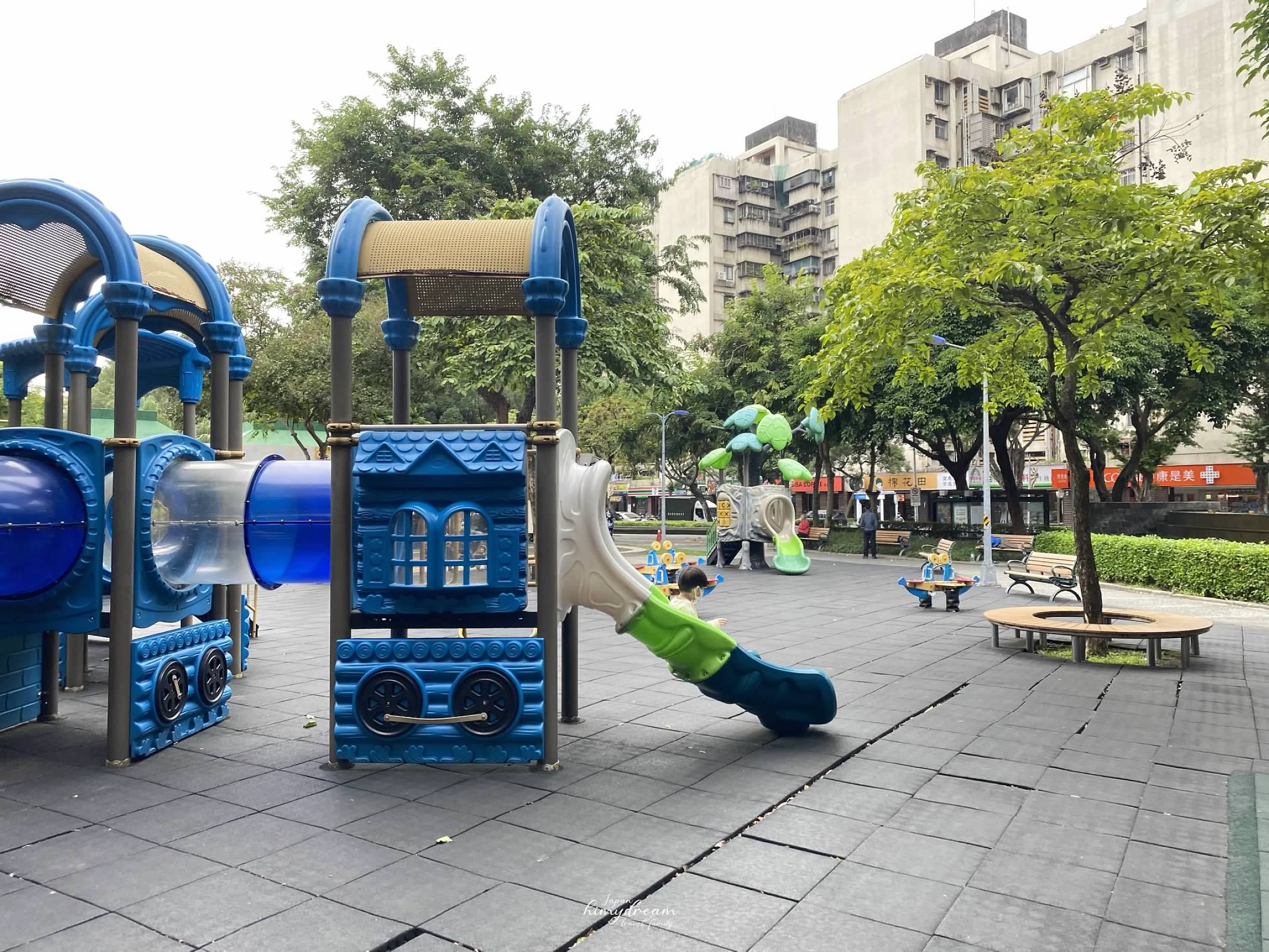 萬華親子館-台北雨天室內免費景點 -跳跳床免費-專屬幼兒0-2 -嬰兒爬行遊玩區-青年公園-魚池-溜滑梯 -近南機場夜市-台北親子景點推薦-台北雨天免費景點-台北小汽車免費-台北市內免費景點-嬰兒適合帶去哪玩-嬰兒免費景點-幼兒免費放電場所-跳跳床免費課程-免費跳床-訓練平衡感遊戲區-免費訓練平衡感玩具