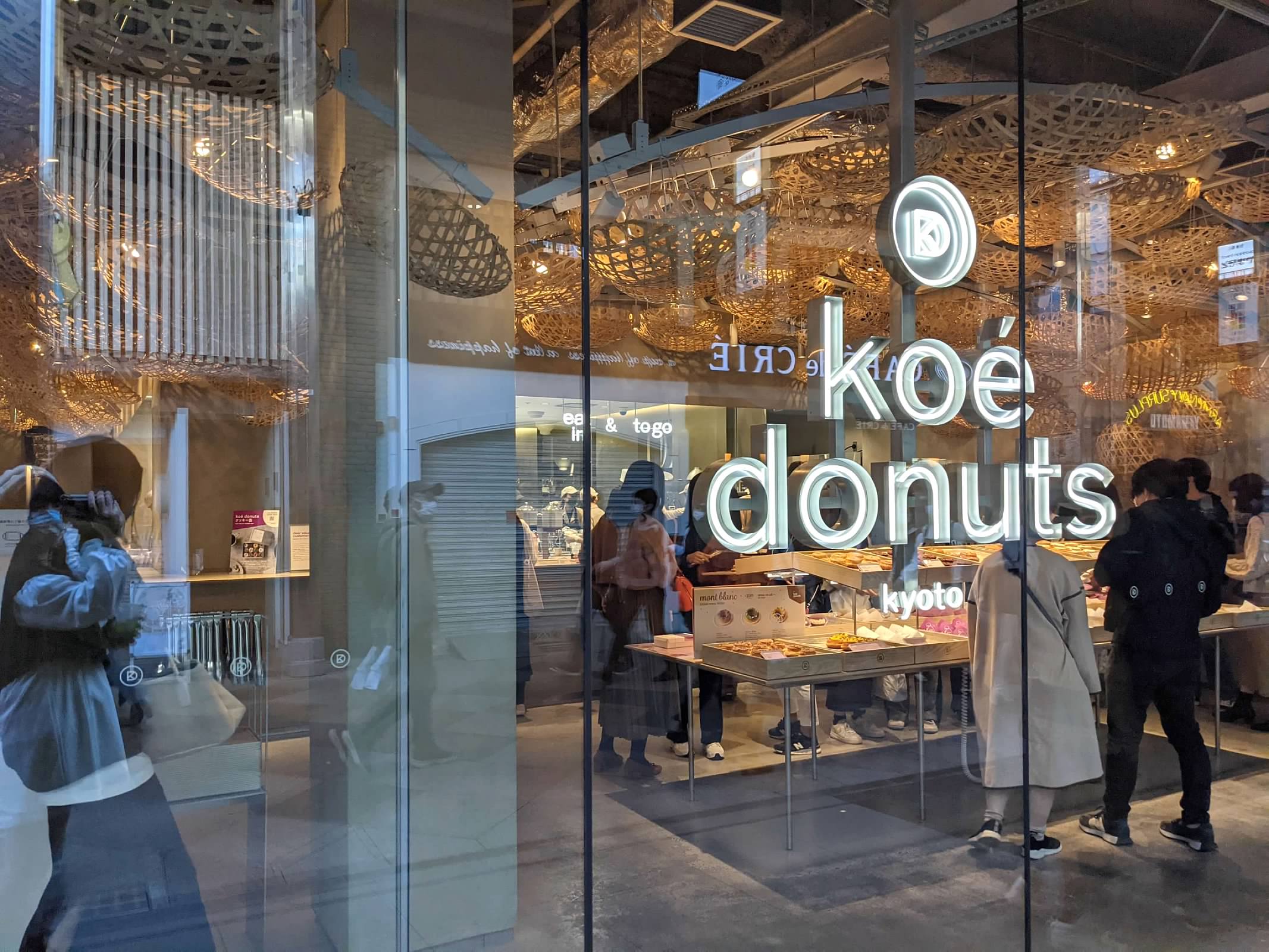 koé donuts- 河源町下午茶- 京都必吃甜點-donuts- 時尚設計感下午茶店-抹茶拿鐵-糖霜甜甜圈-京都咖啡店推薦-京都咖啡-京都抹茶店-京都甜點