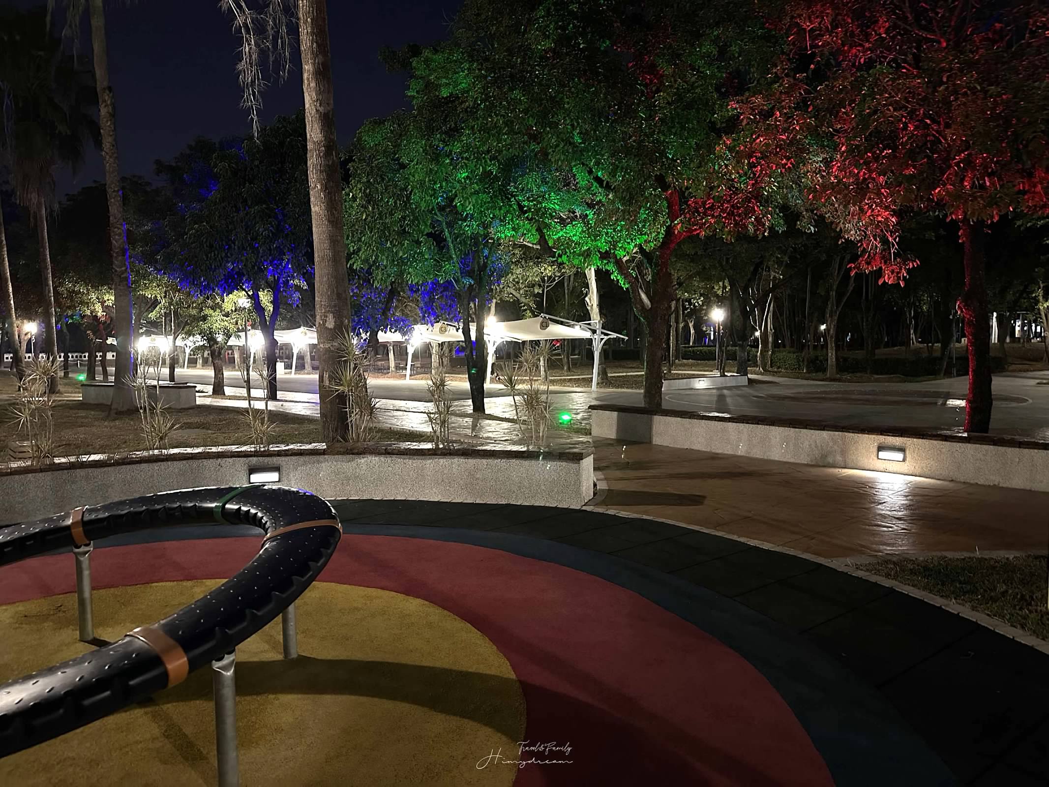 雲林斗六- 膨鼠森林公園- 晚上更好玩-免費親子景點-晚上約會散步景點-超像度假村可以看星星-斗六親子景點-斗六市集-斗六約會推薦- -斗六晚上約會散步景點-斗六晚上約會去哪好-溜滑梯免排隊-斗六景點推薦-斗六晚上公園好玩-膨鼠森林公園-膨鼠森林公園晚上適合去嗎- 假日人文市集-