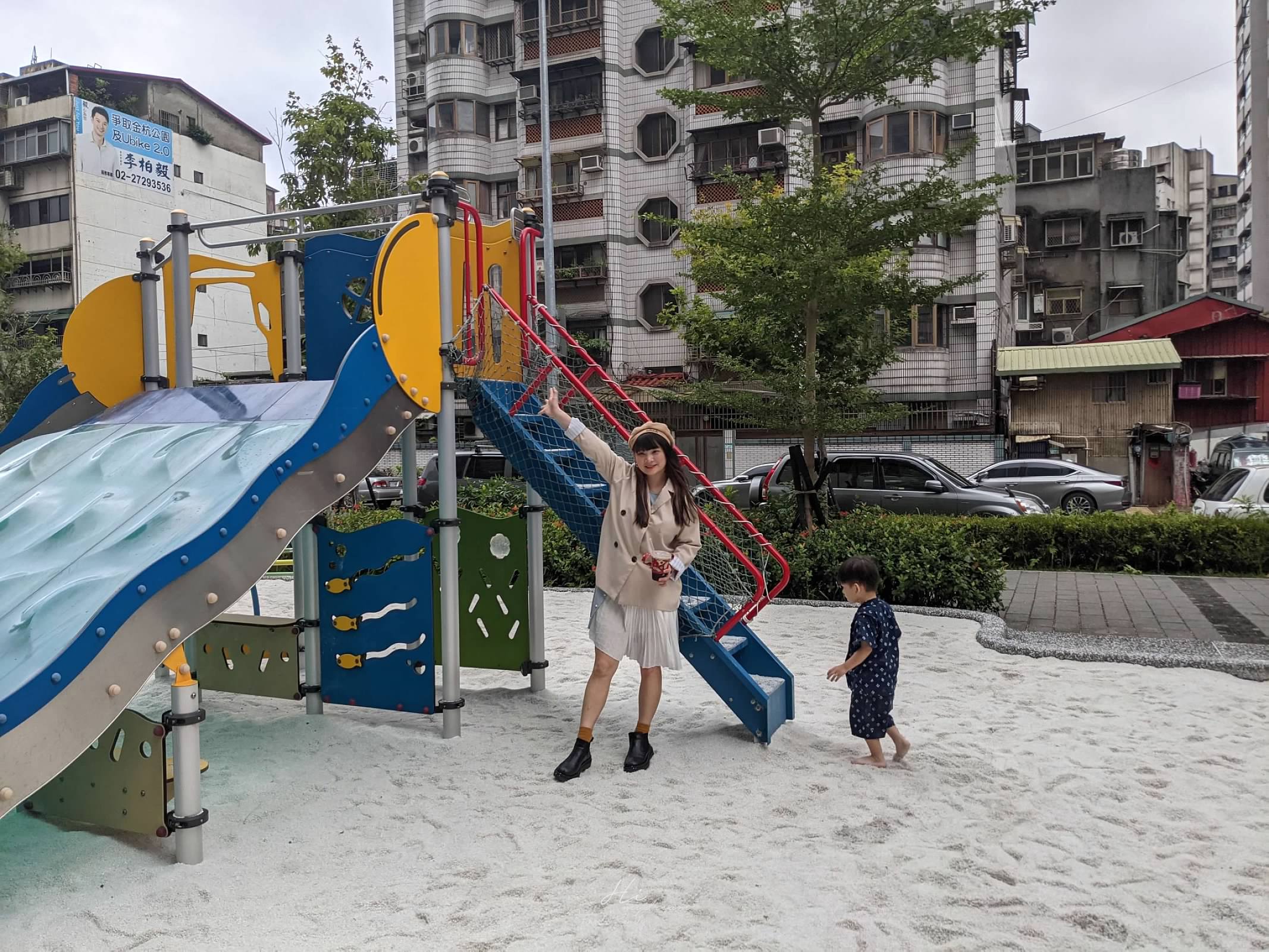 金杭公園特色遊戲場 -榕錦時光生活園區-東門站親子景點-親子免費玩沙- 沙坑溜滑梯-台北特色公園 -榕錦時光生活園區周邊景點-台北免費景點-親子沙坑-免費玩沙-