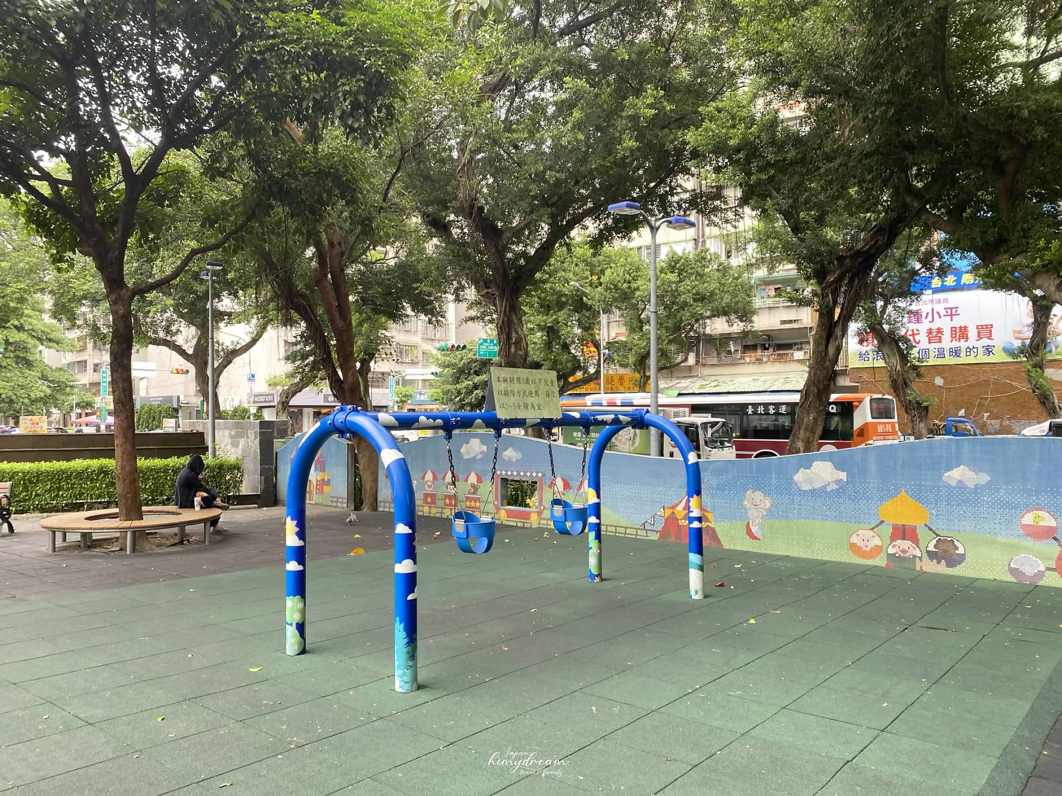萬華親子館-台北雨天室內免費景點 -跳跳床免費-專屬幼兒0-2 -嬰兒爬行遊玩區-青年公園-魚池-溜滑梯 -近南機場夜市-台北親子景點推薦-台北雨天免費景點-台北小汽車免費-台北市內免費景點-嬰兒適合帶去哪玩-嬰兒免費景點-幼兒免費放電場所-跳跳床免費課程-免費跳床-訓練平衡感遊戲區-免費訓練平衡感玩具