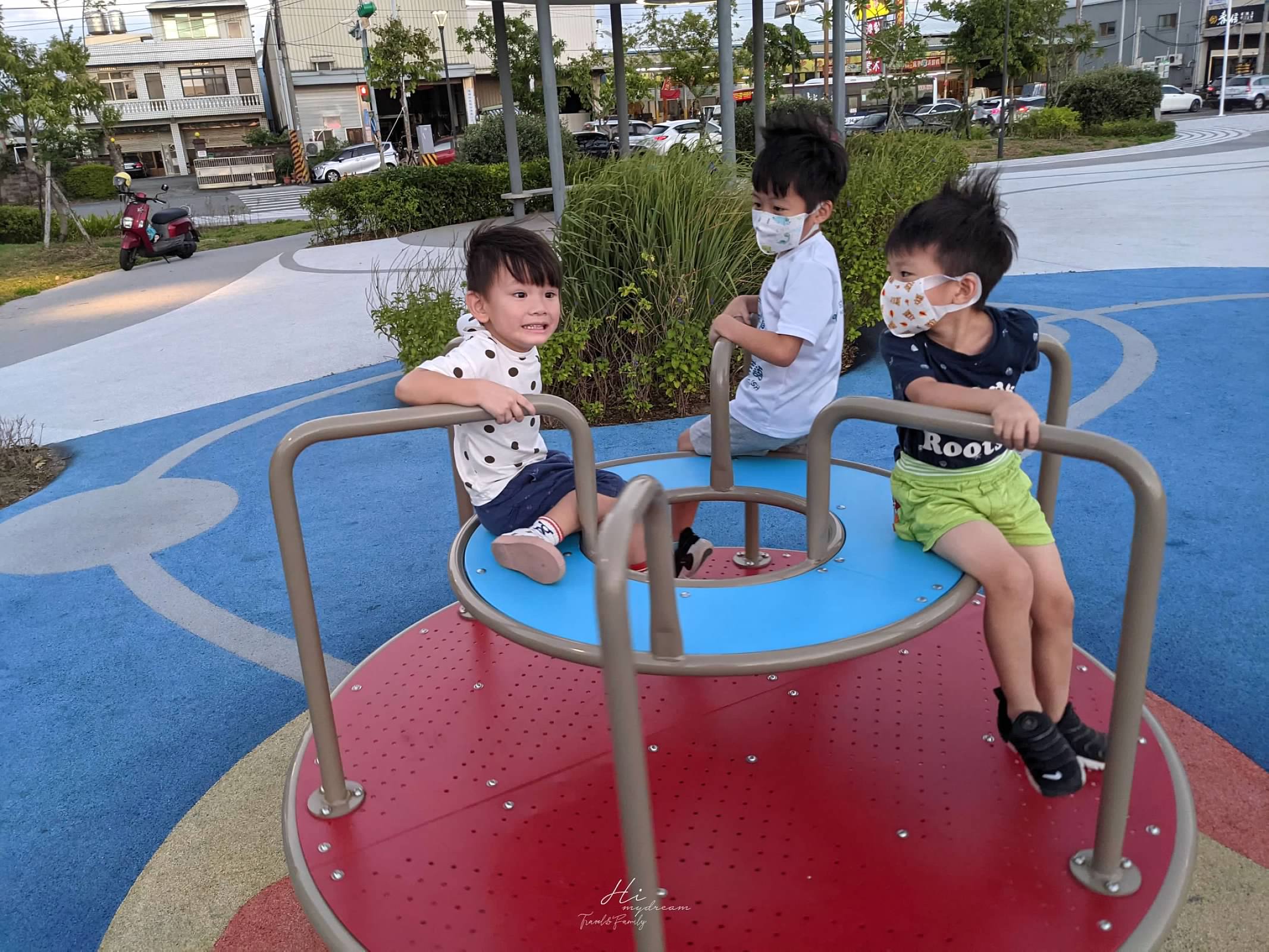 桃園中壢大江購物中心-大江二期公園免費親子景點-青埔親子共融式公園-桃園青埔公園翹翹板/攀繩/溜滑梯-桃園青埔公園- 大江購物還可以溜娃-免費停車-大江購物新景點-桃園青埔公園-大江育兒景點- 大江購物親子景點-桃園青埔公園-大江購物停車場-桃園青埔公園-大江購物推薦景點-大江購物溜娃景點-青埔公園推薦-