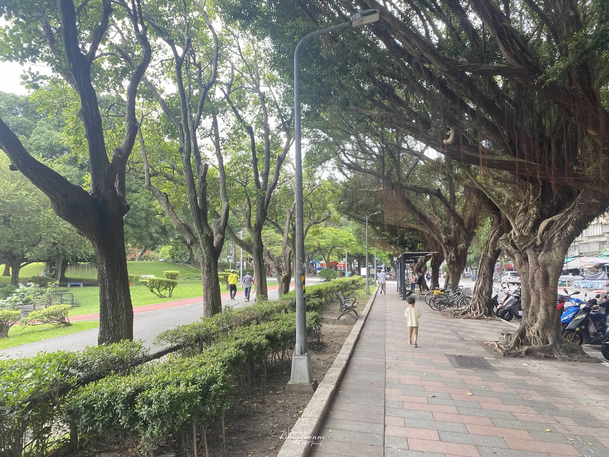 萬華親子館-台北雨天室內免費景點 -跳跳床免費-專屬幼兒0-2 -嬰兒爬行遊玩區-青年公園-魚池-溜滑梯 -近南機場夜市-台北親子景點推薦-台北雨天免費景點-台北小汽車免費-台北市內免費景點-嬰兒適合帶去哪玩-嬰兒免費景點-幼兒免費放電場所-跳跳床免費課程-免費跳床-訓練平衡感遊戲區-免費訓練平衡感玩具