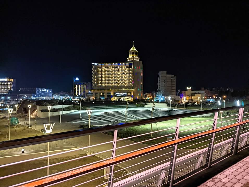 國際廣場-共融公園-國際廣場區- 澎湖福朋喜來登酒店對面 -晚上澎湖孩子放電好玩景點- 免費親子景點-澎湖共融公園-澎湖免費景點-親子景點-親子公園-澎湖市區公園-免費公園推薦-台灣最美公園-海邊公園-澎湖晚上景點-澎湖晚上去哪好 