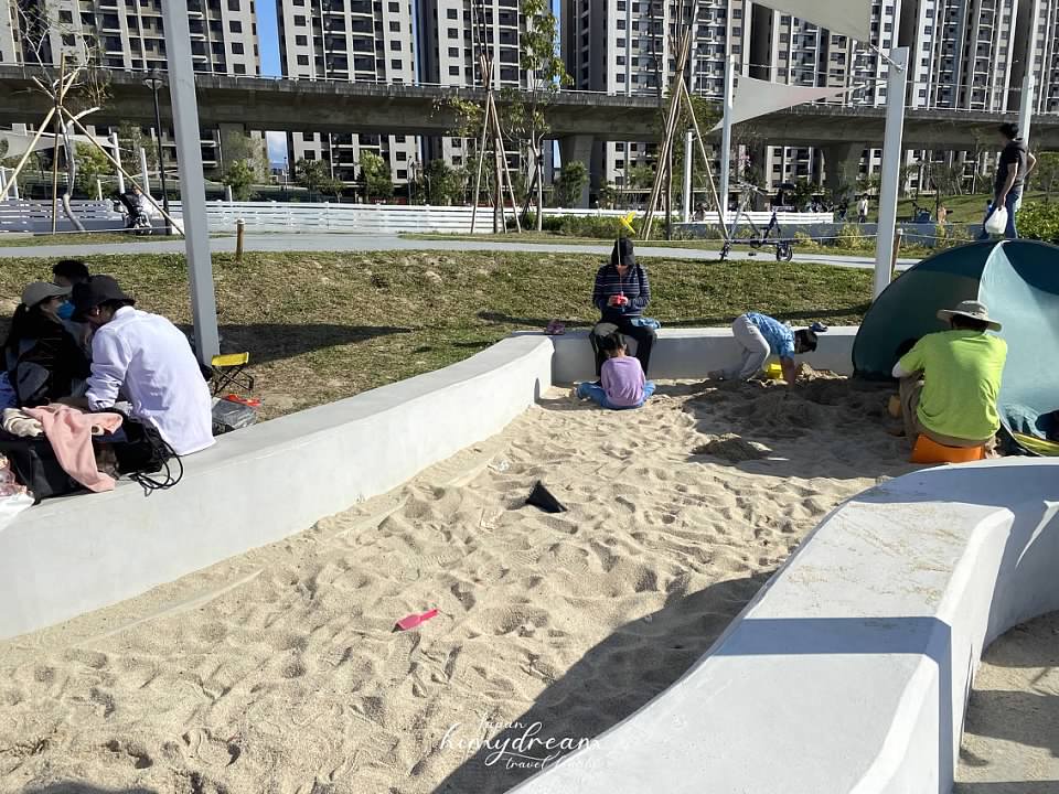 台中馬卡龍公園 免費親子景點- 彩色超大溜滑梯 -大型沙坑玩沙- 草皮野餐 -籃球場 -台中大型共融式公園-台中野餐公園-台中草皮-台中適合帶寵物公園-親子寵物公園-共融式公園 -台中景點-台中免費親子-親子景點-台中溜滑梯-台中大型溜滑梯-台中免費溜滑梯-台中玩沙-台中沙坑-台中溜孩子-台中放電 