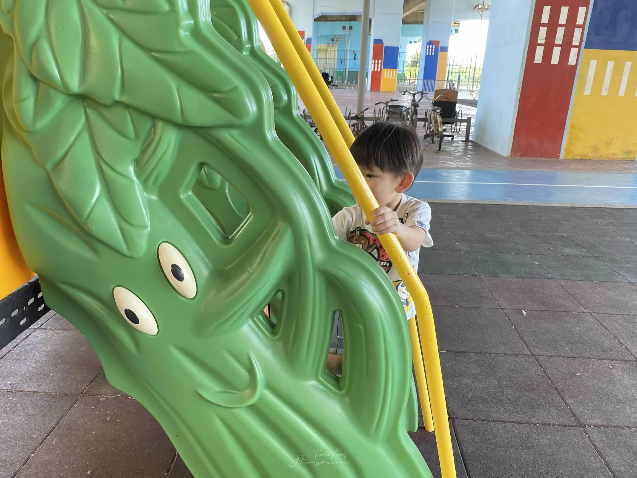 桃園龍安街橋下籃球場- 橋下公園 -桃園愛買附近公園-桃園適合騎單車公園-兒童汽車跑道-下雨天可以去的公園- 桃園免曬太陽公園- 桃園免曬太陽景點 -不用曬太陽公園- 桃園橋下好玩公園 -桃園溜滑梯 桃園小汽車跑道-