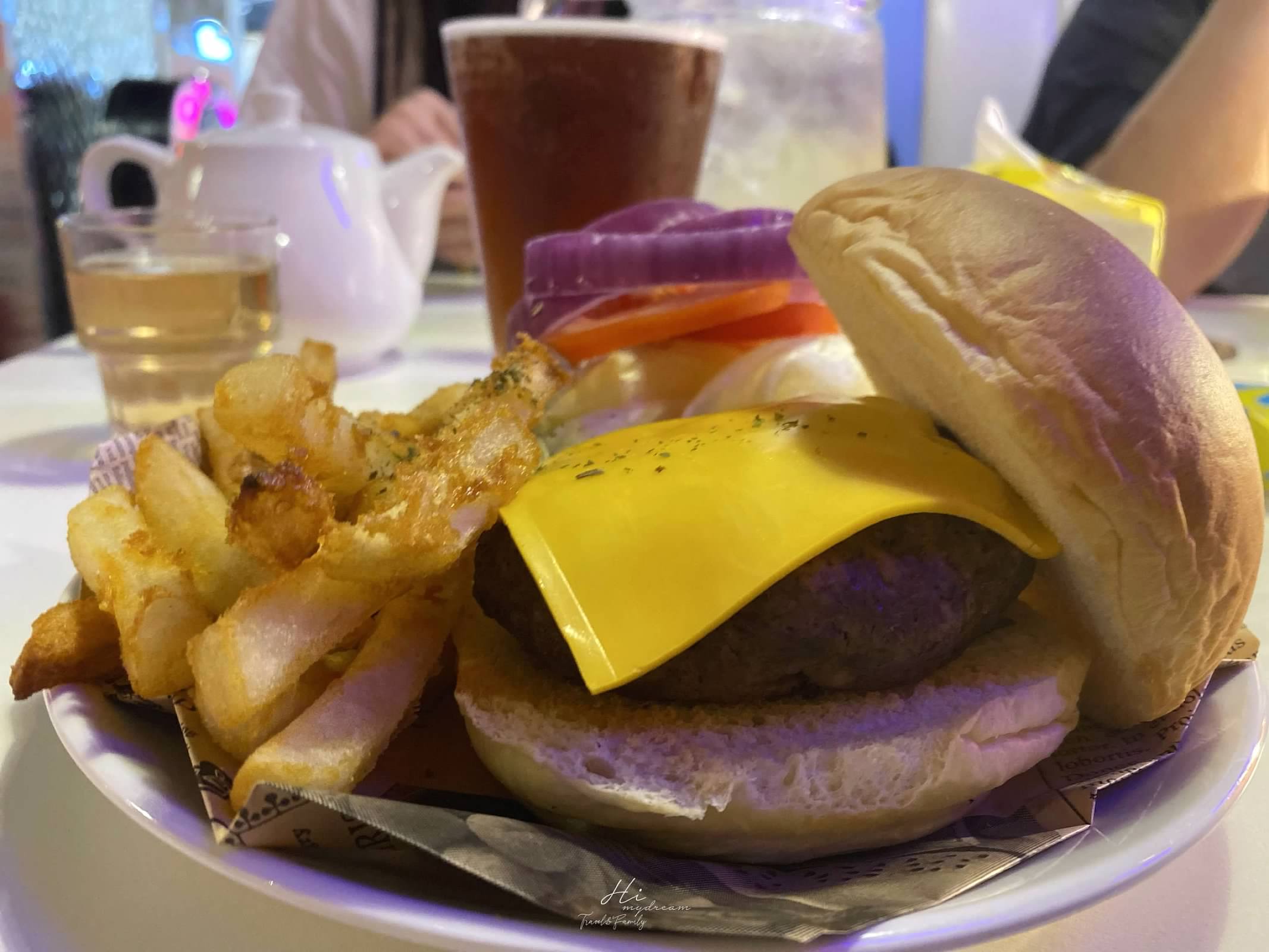 “-himydream卡森復古美式餐廳- Global Mall A19 - 好像怪奇物語的美式速食漢堡餐廳 - 漢堡義大利麵咖啡- 青埔美式餐廳- 桃園a19美食餐廳- - - -桃園a19美食 -桃園a19美食 看完棒球吃什麼-棒球美食 -看完棒球聚餐-青埔聚餐 
