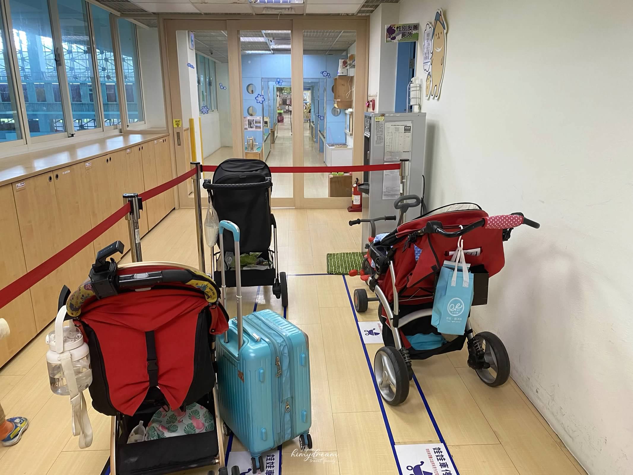 萬華親子館-台北雨天室內免費景點 -跳跳床免費-專屬幼兒0-2 -嬰兒爬行遊玩區-青年公園-魚池-溜滑梯 -近南機場夜市-台北親子景點推薦-台北雨天免費景點-台北小汽車免費-台北市內免費景點-嬰兒適合帶去哪玩-嬰兒免費景點-幼兒免費放電場所-跳跳床免費課程-免費跳床-訓練平衡感遊戲區-免費訓練平衡感玩具