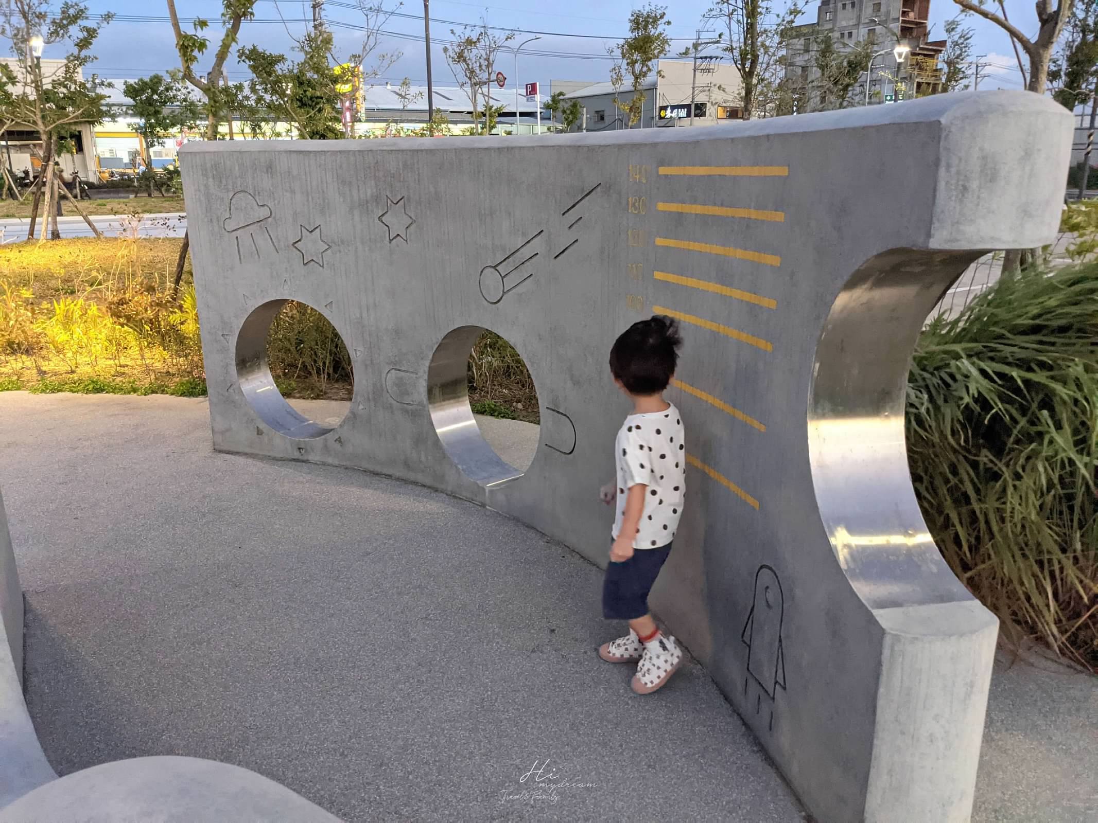 桃園中壢大江購物中心-大江二期公園免費親子景點-青埔親子共融式公園-桃園青埔公園翹翹板/攀繩/溜滑梯-桃園青埔公園- 大江購物還可以溜娃-免費停車-大江購物新景點-桃園青埔公園-大江育兒景點- 大江購物親子景點-桃園青埔公園-大江購物停車場-桃園青埔公園-大江購物推薦景點-大江購物溜娃景點-青埔公園推薦-