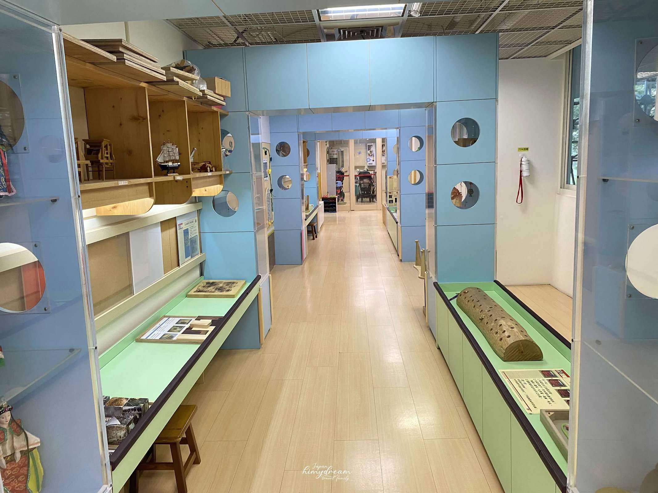 萬華親子館-台北雨天室內免費景點 -跳跳床免費-專屬幼兒0-2 -嬰兒爬行遊玩區-青年公園-魚池-溜滑梯 -近南機場夜市-台北親子景點推薦-台北雨天免費景點-台北小汽車免費-台北市內免費景點-嬰兒適合帶去哪玩-嬰兒免費景點-幼兒免費放電場所-跳跳床免費課程-免費跳床-訓練平衡感遊戲區-免費訓練平衡感玩具