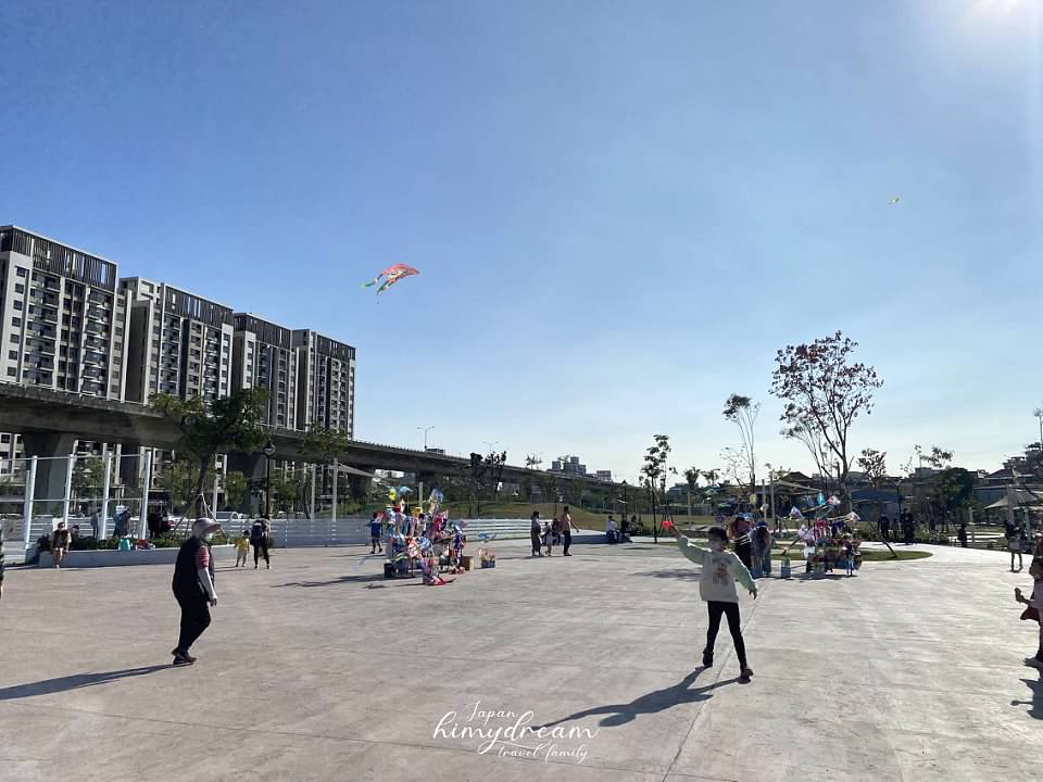 台中馬卡龍公園 免費親子景點- 彩色超大溜滑梯 -大型沙坑玩沙- 草皮野餐 -籃球場 -台中大型共融式公園-台中野餐公園-台中草皮-台中適合帶寵物公園-親子寵物公園-共融式公園 -台中景點-台中免費親子-親子景點-台中溜滑梯-台中大型溜滑梯-台中免費溜滑梯-台中玩沙-台中沙坑-台中溜孩子-台中放電 