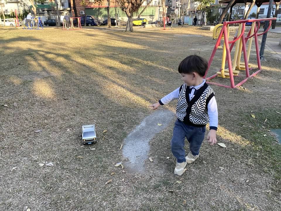 新福公園-台中免費親子景點- 免費玩沙池 -可以沖洗- 台中太平區景點-紅色城堡探索迷宮-超大草皮-野餐推薦-台中野餐推薦景點-台中野餐草皮-台中樹蔭多的草皮-台中遮陽草皮-野餐公園推薦-台中免費景點-台中親子景點推薦 