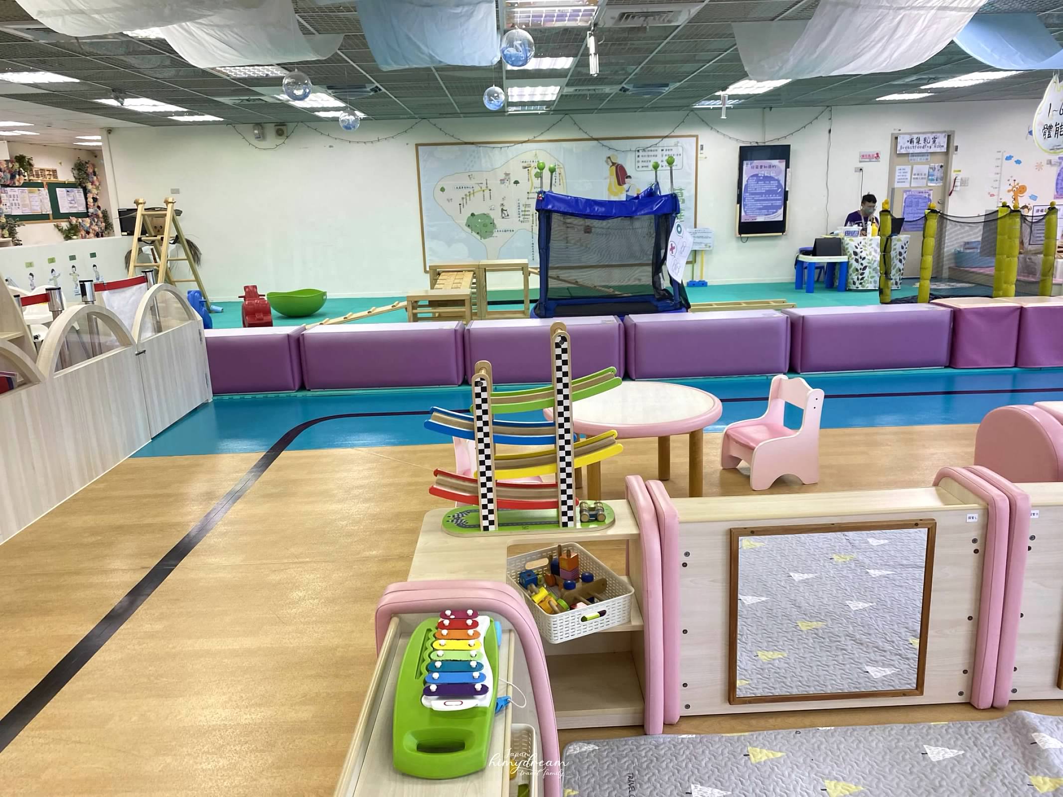 萬華親子館-台北雨天室內免費景點 -跳跳床免費-專屬幼兒0-2 -嬰兒爬行遊玩區-青年公園-魚池-溜滑梯 -近南機場夜市-台北親子景點推薦-台北雨天免費景點-台北小汽車免費-台北市內免費景點-嬰兒適合帶去哪玩-嬰兒免費景點-幼兒免費放電場所-跳跳床免費課程-免費跳床-訓練平衡感遊戲區-免費訓練平衡感玩具