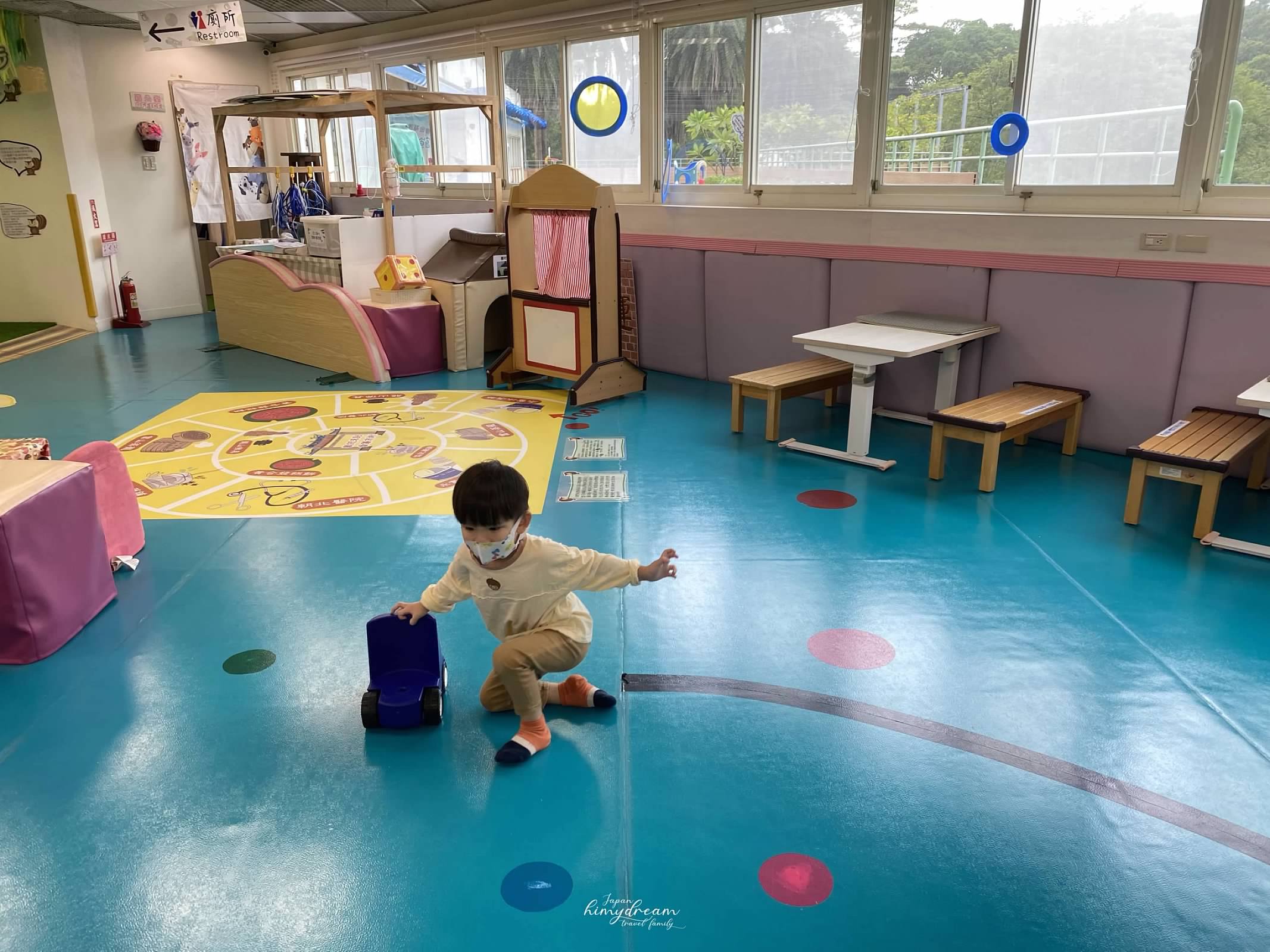 萬華親子館-台北雨天室內免費景點 -跳跳床免費-專屬幼兒0-2 -嬰兒爬行遊玩區-青年公園-魚池-溜滑梯 -近南機場夜市-台北親子景點推薦-台北雨天免費景點-台北小汽車免費-台北市內免費景點-嬰兒適合帶去哪玩-嬰兒免費景點-幼兒免費放電場所-跳跳床免費課程-免費跳床-訓練平衡感遊戲區-免費訓練平衡感玩具