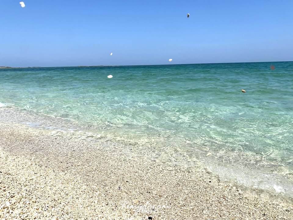 龍門沙灘-澎湖在地人推薦的秘境- 都沒有人的白沙灘 -超清澈的海水- 還可以看到風車- 親子機車環島旅行-澎湖祕徑-澎湖必去海邊-澎湖海景推薦-澎湖白沙灘-澎湖奎壁山-澎湖摩西分海-風車景點-澎湖風車-澎湖白沙灘-澎湖玩沙-澎湖可以洗腳海邊 