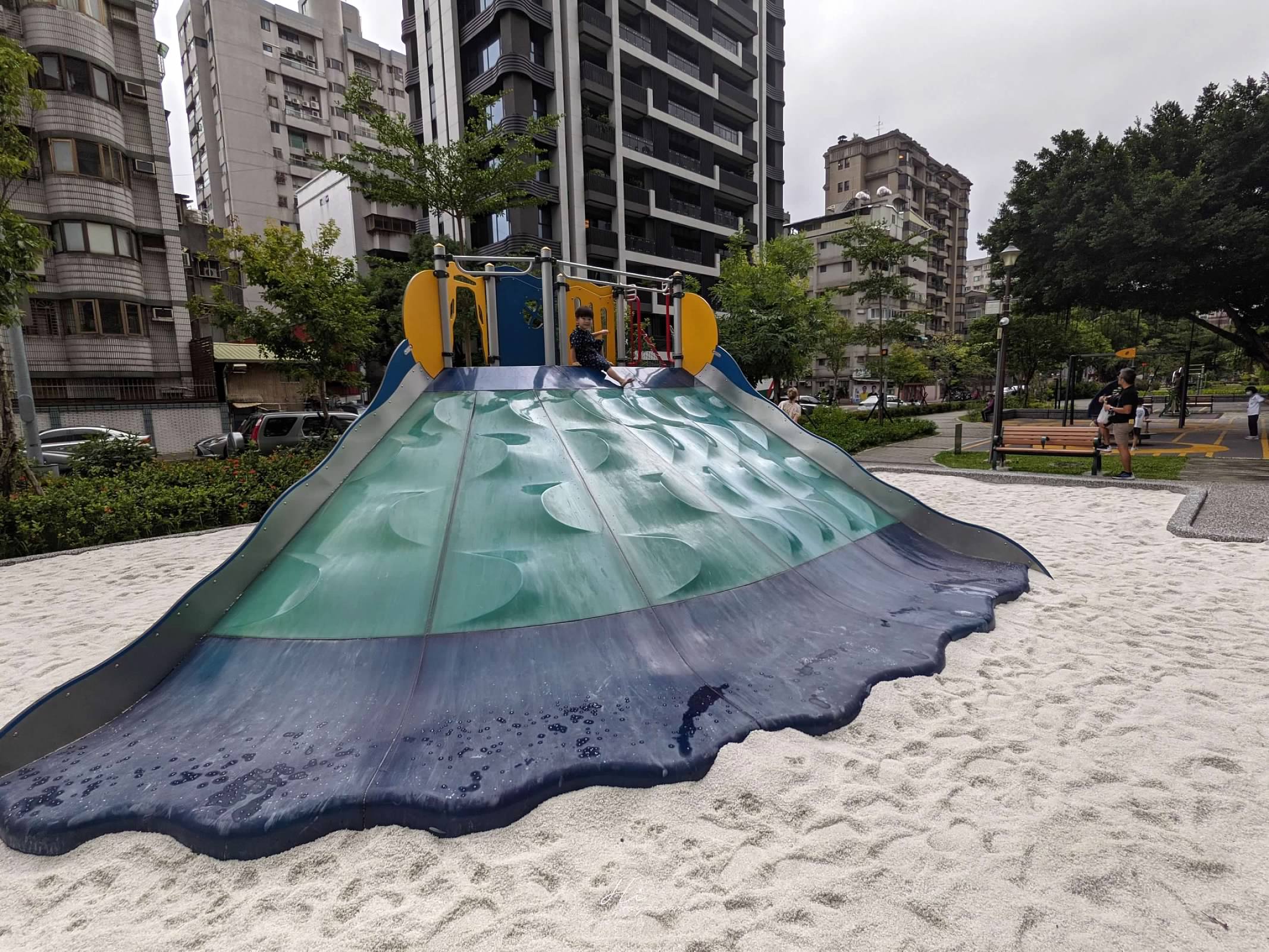 金杭公園特色遊戲場 -榕錦時光生活園區-東門站親子景點-親子免費玩沙- 沙坑溜滑梯-台北特色公園 -榕錦時光生活園區周邊景點-台北免費景點-親子沙坑-免費玩沙-