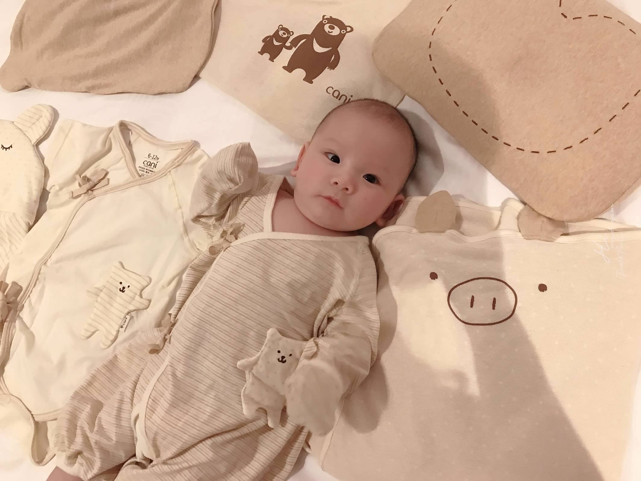 [寶寶紀錄日記] cani有機棉 親生兒要用最好的 寶寶穿搭 irwave護頭枕/寶寶包巾/cani涼感棉被/包屁衣 育兒好物必買開箱