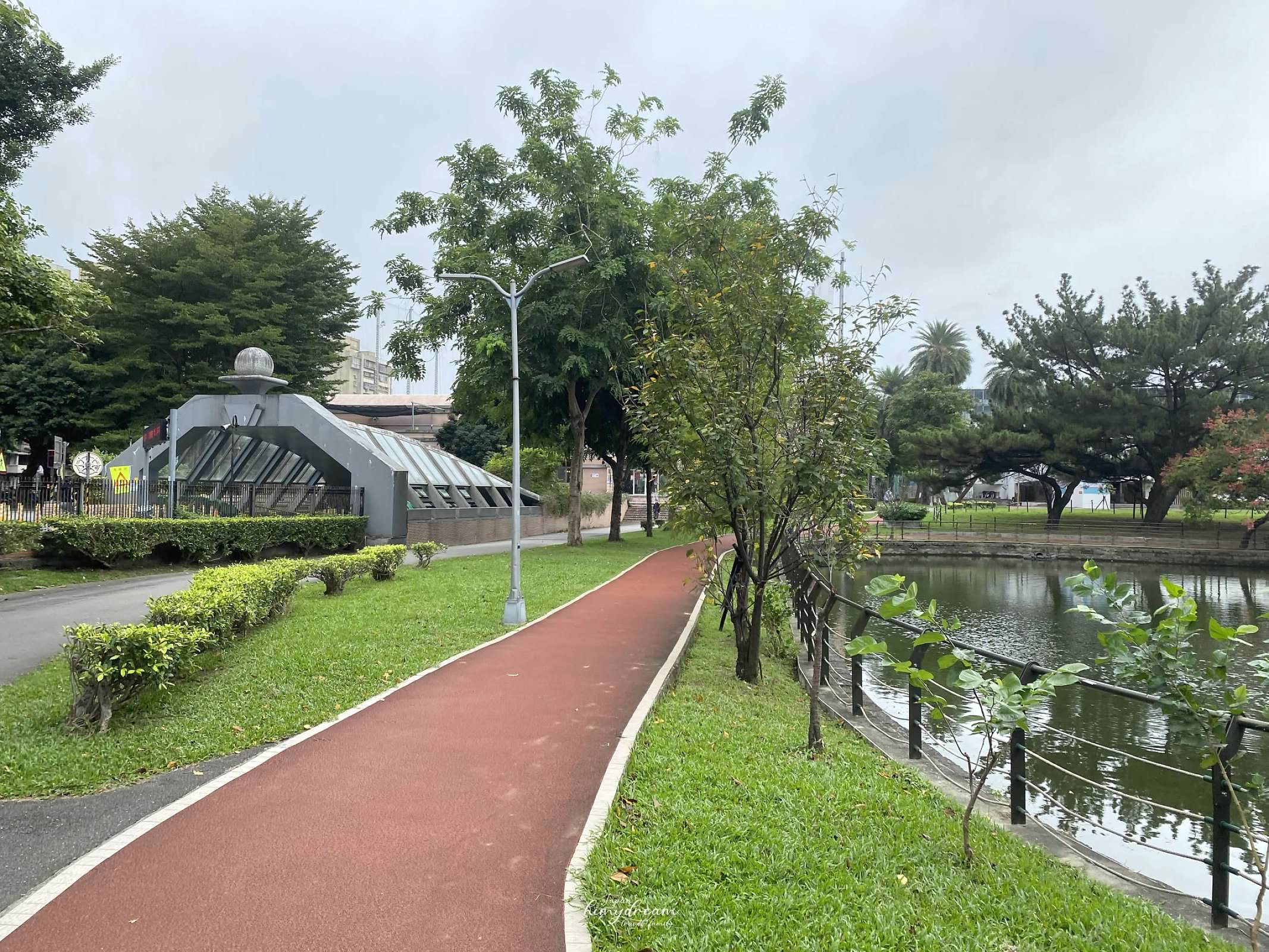 萬華親子館-台北雨天室內免費景點 -跳跳床免費-專屬幼兒0-2 -嬰兒爬行遊玩區-青年公園-魚池-溜滑梯 -近南機場夜市-台北親子景點推薦-台北雨天免費景點-台北小汽車免費-台北市內免費景點-嬰兒適合帶去哪玩-嬰兒免費景點-幼兒免費放電場所-跳跳床免費課程-免費跳床-訓練平衡感遊戲區-免費訓練平衡感玩具