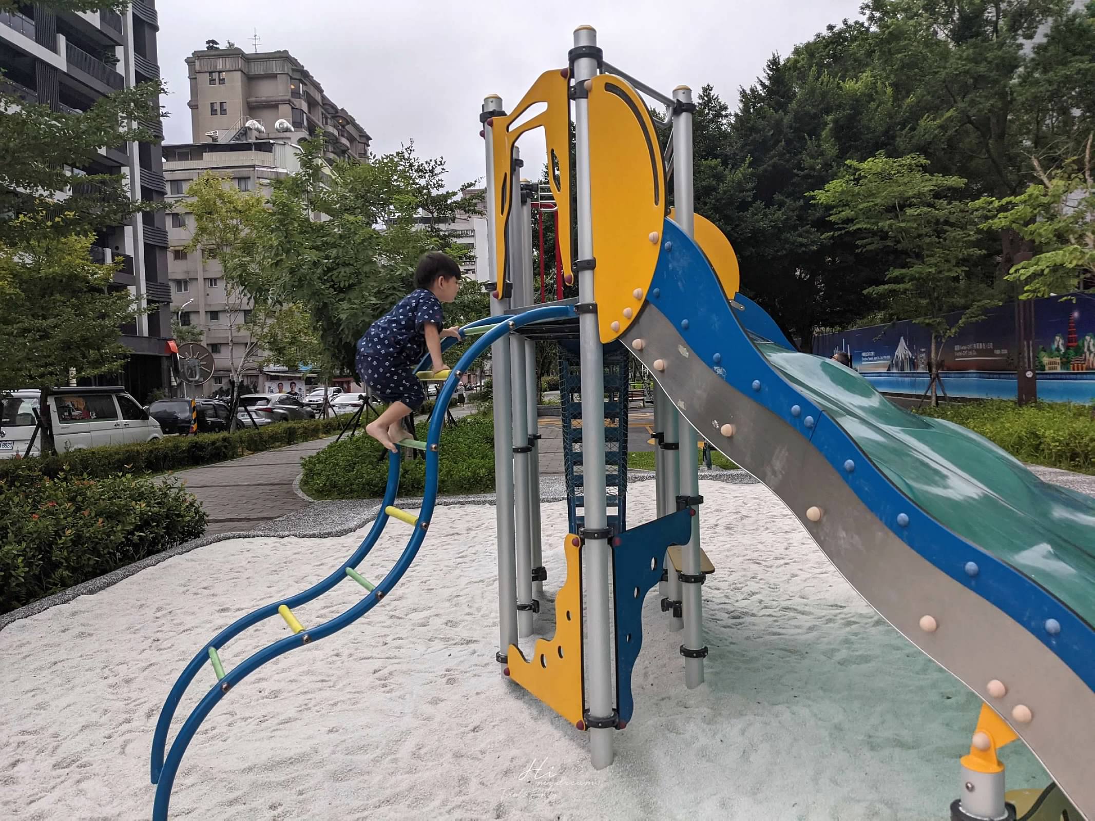 金杭公園特色遊戲場 -榕錦時光生活園區-東門站親子景點-親子免費玩沙- 沙坑溜滑梯-台北特色公園 -榕錦時光生活園區周邊景點-台北免費景點-親子沙坑-免費玩沙-