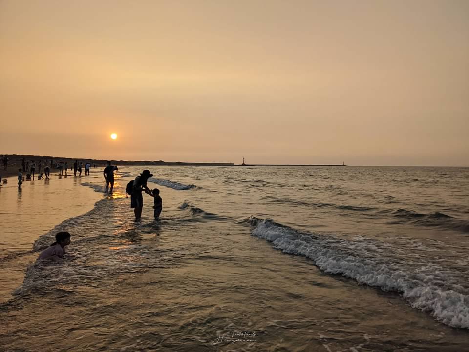 “新竹南寮沙灘看夕陽好美-魚鱗天梯-放風箏-南寮漁港 -漁港環保公園-新竹親子景點/沙灘約會-新竹約會景點 新竹親子景點 新竹看夕陽推薦 新竹海灘