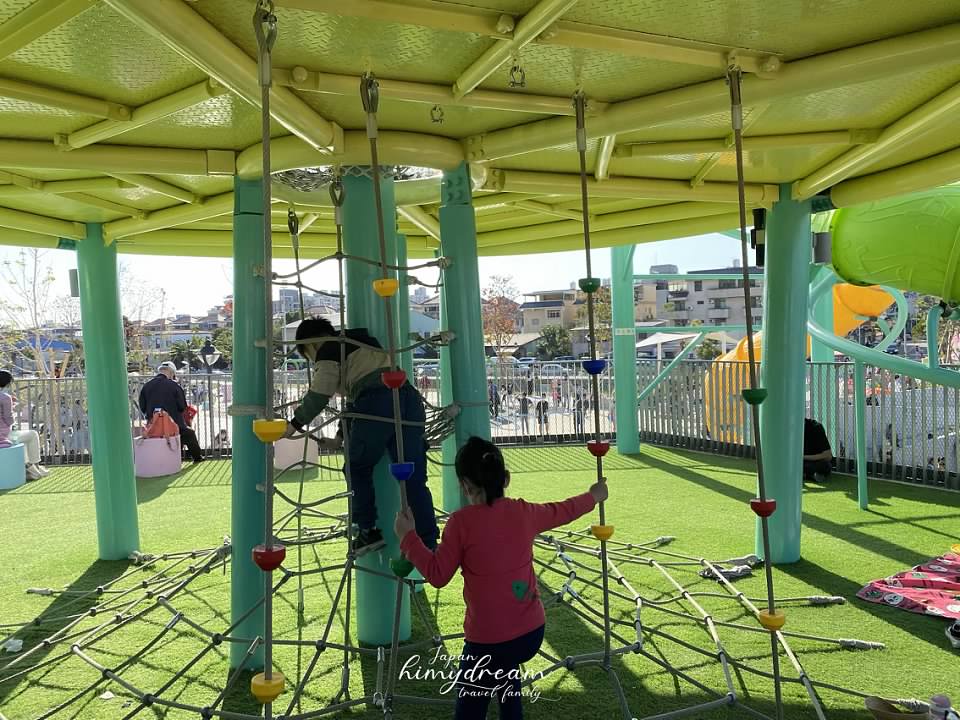 台中馬卡龍公園 免費親子景點- 彩色超大溜滑梯 -大型沙坑玩沙- 草皮野餐 -籃球場 -台中大型共融式公園-台中野餐公園-台中草皮-台中適合帶寵物公園-親子寵物公園-共融式公園 -台中景點-台中免費親子-親子景點-台中溜滑梯-台中大型溜滑梯-台中免費溜滑梯-台中玩沙-台中沙坑-台中溜孩子-台中放電 