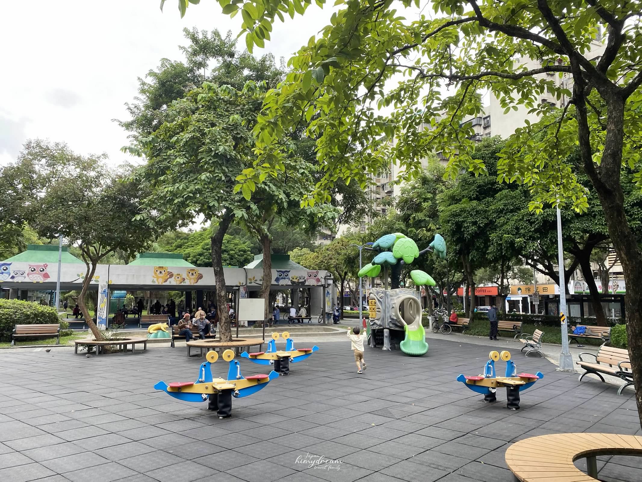 萬華親子館-台北雨天室內免費景點 -跳跳床免費-專屬幼兒0-2 -嬰兒爬行遊玩區-青年公園-魚池-溜滑梯 -近南機場夜市-台北親子景點推薦-台北雨天免費景點-台北小汽車免費-台北市內免費景點-嬰兒適合帶去哪玩-嬰兒免費景點-幼兒免費放電場所-跳跳床免費課程-免費跳床-訓練平衡感遊戲區-免費訓練平衡感玩具