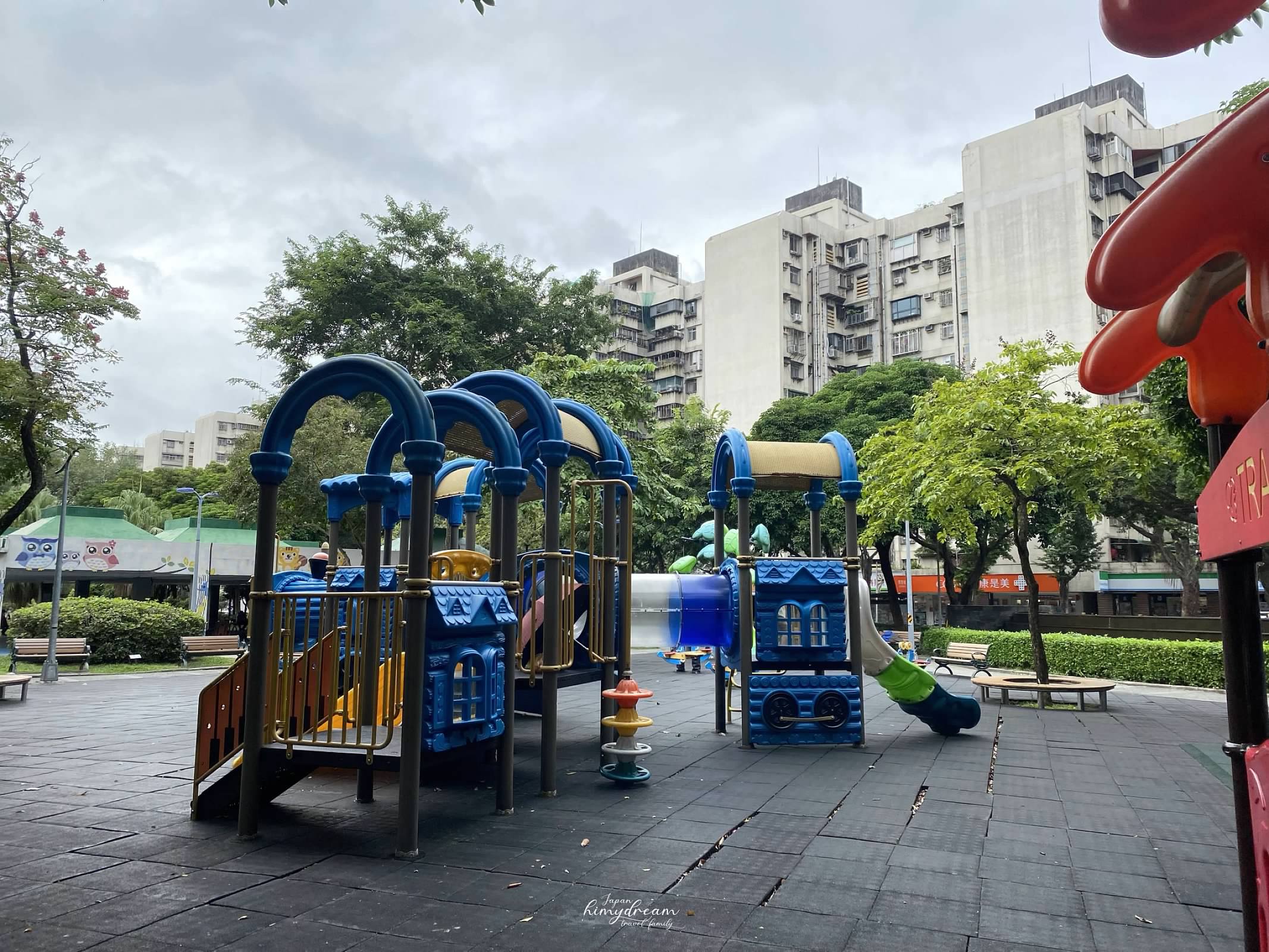 萬華親子館-台北雨天室內免費景點 -跳跳床免費-專屬幼兒0-2 -嬰兒爬行遊玩區-青年公園-魚池-溜滑梯 -近南機場夜市-台北親子景點推薦-台北雨天免費景點-台北小汽車免費-台北市內免費景點-嬰兒適合帶去哪玩-嬰兒免費景點-幼兒免費放電場所-跳跳床免費課程-免費跳床-訓練平衡感遊戲區-免費訓練平衡感玩具