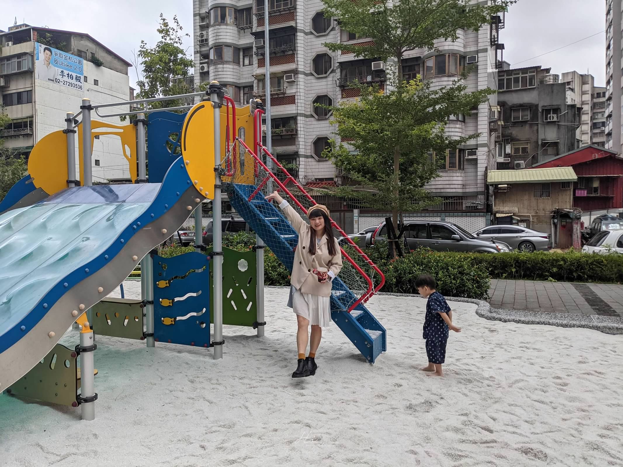 金杭公園特色遊戲場 -榕錦時光生活園區-東門站親子景點-親子免費玩沙- 沙坑溜滑梯-台北特色公園 -榕錦時光生活園區周邊景點-台北免費景點-親子沙坑-免費玩沙-