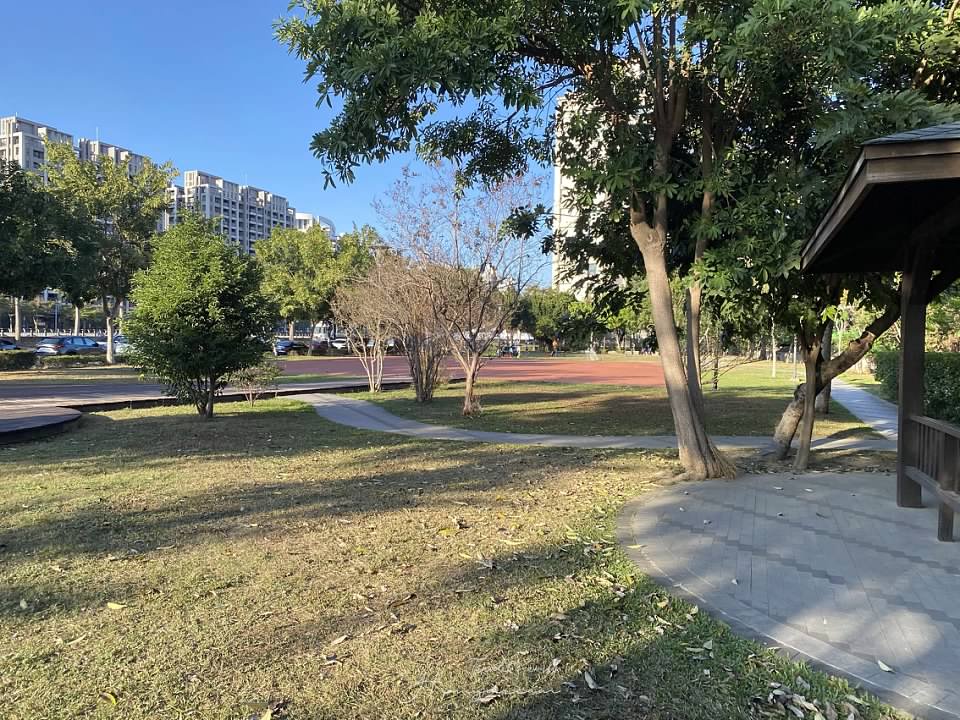 新福公園-台中免費親子景點- 免費玩沙池 -可以沖洗- 台中太平區景點-紅色城堡探索迷宮-超大草皮-野餐推薦-台中野餐推薦景點-台中野餐草皮-台中樹蔭多的草皮-台中遮陽草皮-野餐公園推薦-台中免費景點-台中親子景點推薦 