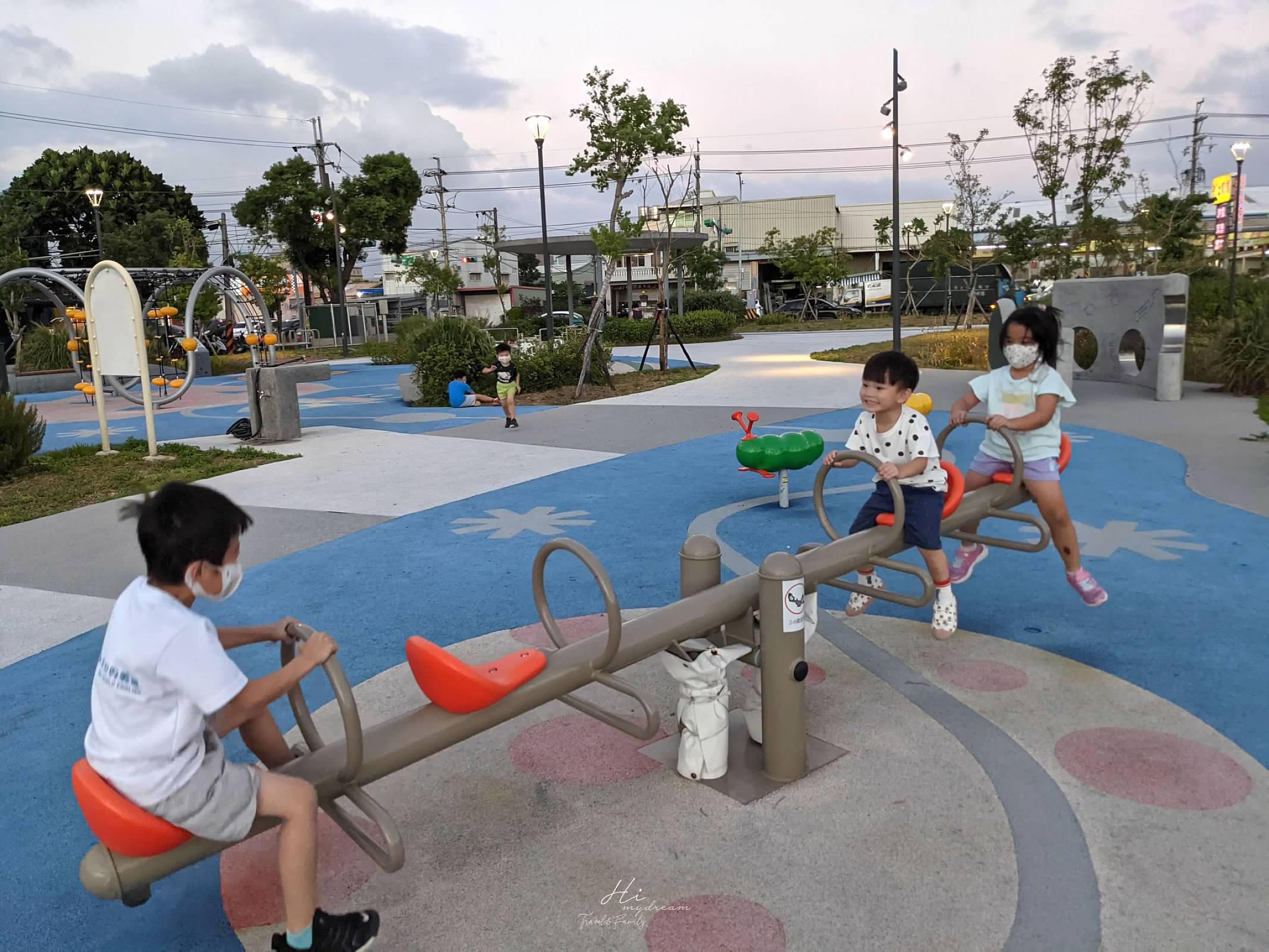 桃園中壢大江購物中心-大江二期公園免費親子景點-青埔親子共融式公園-桃園青埔公園翹翹板/攀繩/溜滑梯-桃園青埔公園- 大江購物還可以溜娃-免費停車-大江購物新景點-桃園青埔公園-大江育兒景點- 大江購物親子景點-桃園青埔公園-大江購物停車場-桃園青埔公園-大江購物推薦景點-大江購物溜娃景點-青埔公園推薦-
