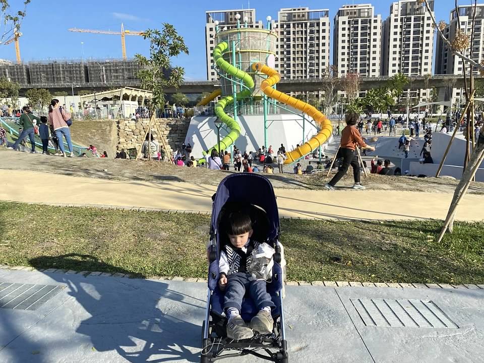 台中馬卡龍公園 免費親子景點- 彩色超大溜滑梯 -大型沙坑玩沙- 草皮野餐 -籃球場 -台中大型共融式公園-台中野餐公園-台中草皮-台中適合帶寵物公園-親子寵物公園-共融式公園 -台中景點-台中免費親子-親子景點-台中溜滑梯-台中大型溜滑梯-台中免費溜滑梯-台中玩沙-台中沙坑-台中溜孩子-台中放電 