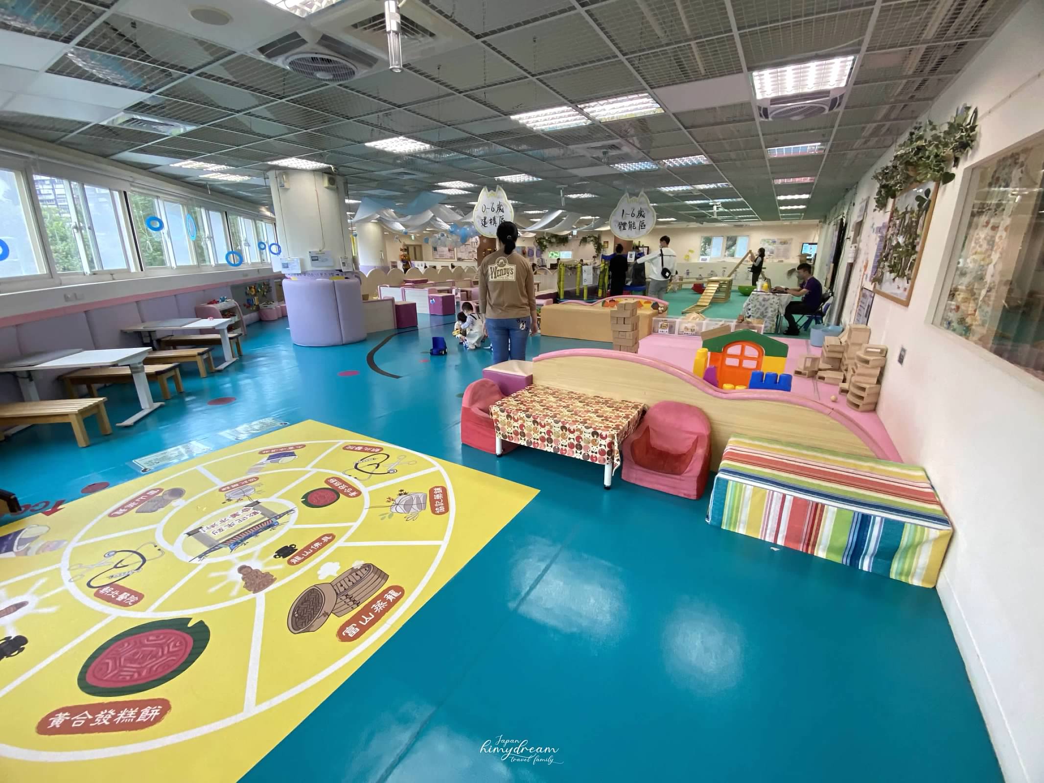 萬華親子館-台北雨天室內免費景點 -跳跳床免費-專屬幼兒0-2 -嬰兒爬行遊玩區-青年公園-魚池-溜滑梯 -近南機場夜市-台北親子景點推薦-台北雨天免費景點-台北小汽車免費-台北市內免費景點-嬰兒適合帶去哪玩-嬰兒免費景點-幼兒免費放電場所-跳跳床免費課程-免費跳床-訓練平衡感遊戲區-免費訓練平衡感玩具