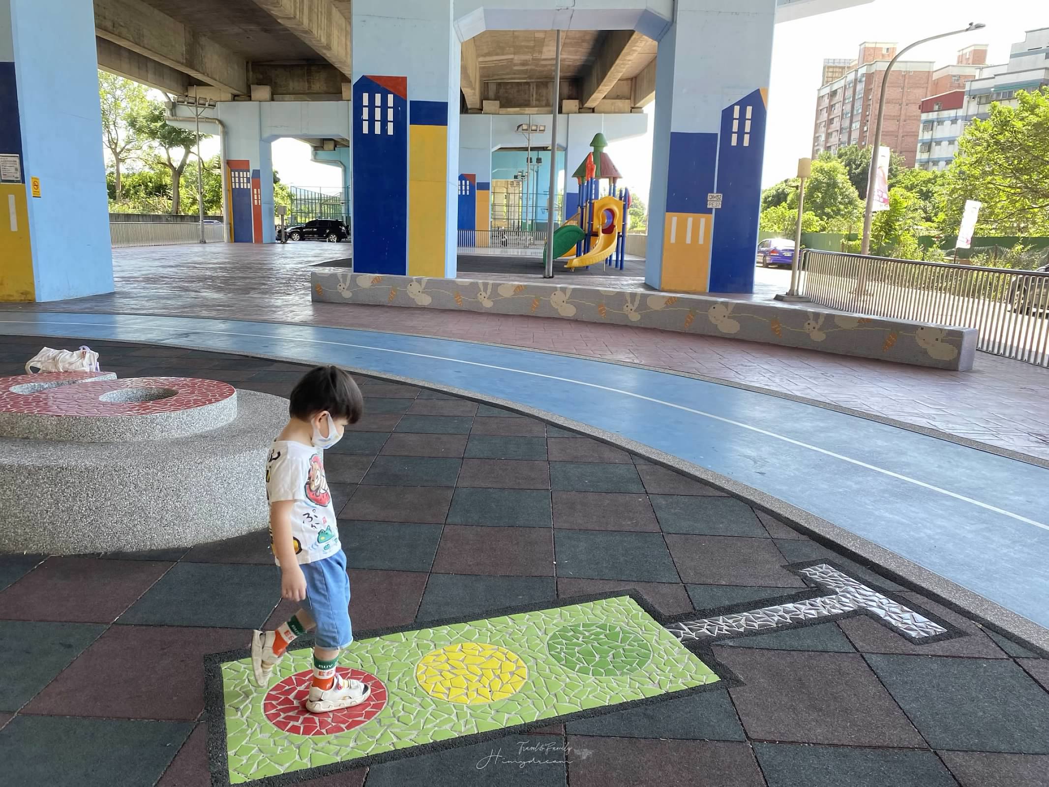 桃園龍安街橋下籃球場- 橋下公園 -桃園愛買附近公園-桃園適合騎單車公園-兒童汽車跑道-下雨天可以去的公園- 桃園免曬太陽公園- 桃園免曬太陽景點 -不用曬太陽公園- 桃園橋下好玩公園 -桃園溜滑梯 桃園小汽車跑道-