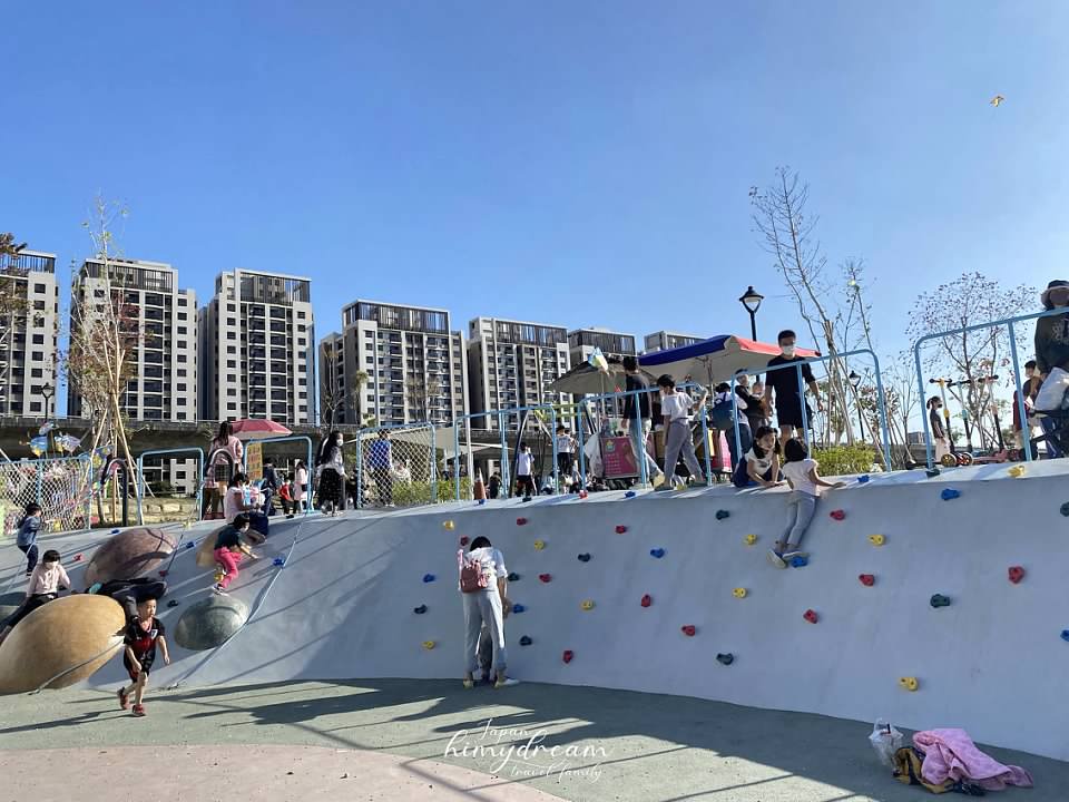 台中馬卡龍公園 免費親子景點- 彩色超大溜滑梯 -大型沙坑玩沙- 草皮野餐 -籃球場 -台中大型共融式公園-台中野餐公園-台中草皮-台中適合帶寵物公園-親子寵物公園-共融式公園 -台中景點-台中免費親子-親子景點-台中溜滑梯-台中大型溜滑梯-台中免費溜滑梯-台中玩沙-台中沙坑-台中溜孩子-台中放電 