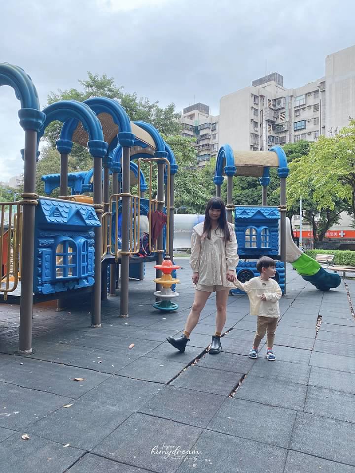 萬華親子館-台北雨天室內免費景點 -跳跳床免費-專屬幼兒0-2 -嬰兒爬行遊玩區-青年公園-魚池-溜滑梯 -近南機場夜市-台北親子景點推薦-台北雨天免費景點-台北小汽車免費-台北市內免費景點-嬰兒適合帶去哪玩-嬰兒免費景點-幼兒免費放電場所-跳跳床免費課程-免費跳床-訓練平衡感遊戲區-免費訓練平衡感玩具